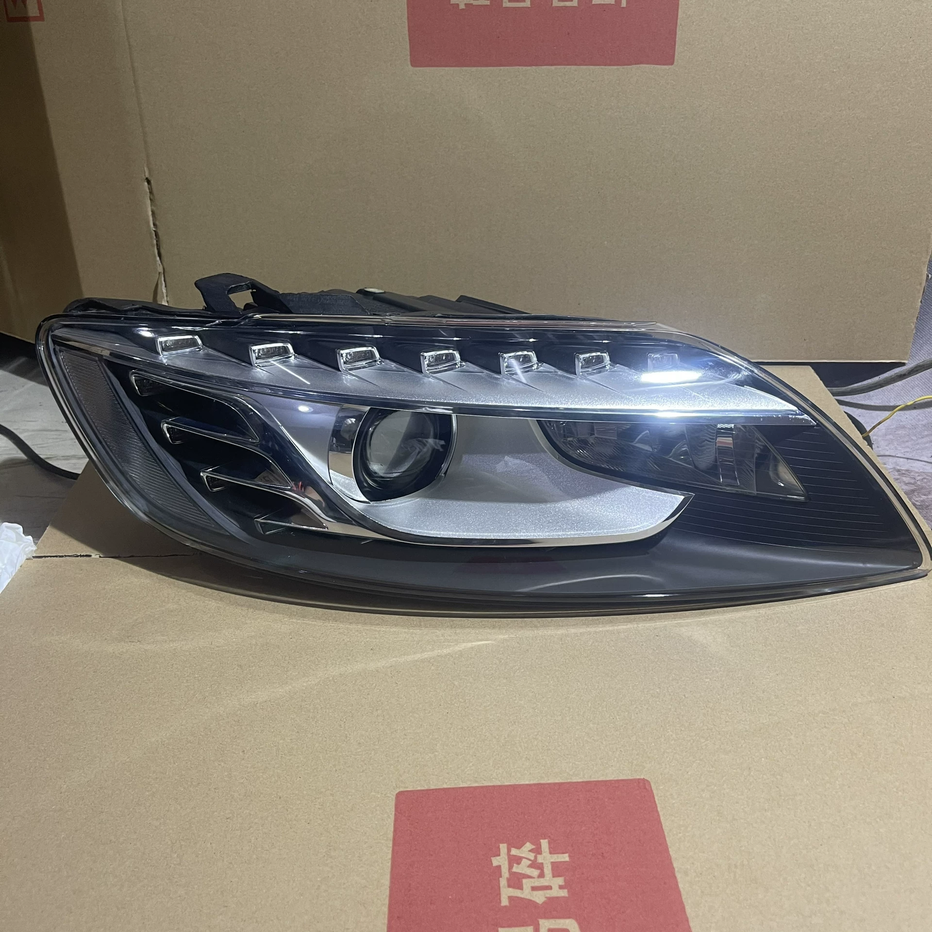 Suitable for 07/08 Audi Q7 upgrade to 14/15 new headlight assembly Audi Q7 front headlight modification—used car parts Old-model Q7 to new-model LED headlight assembly retrofit