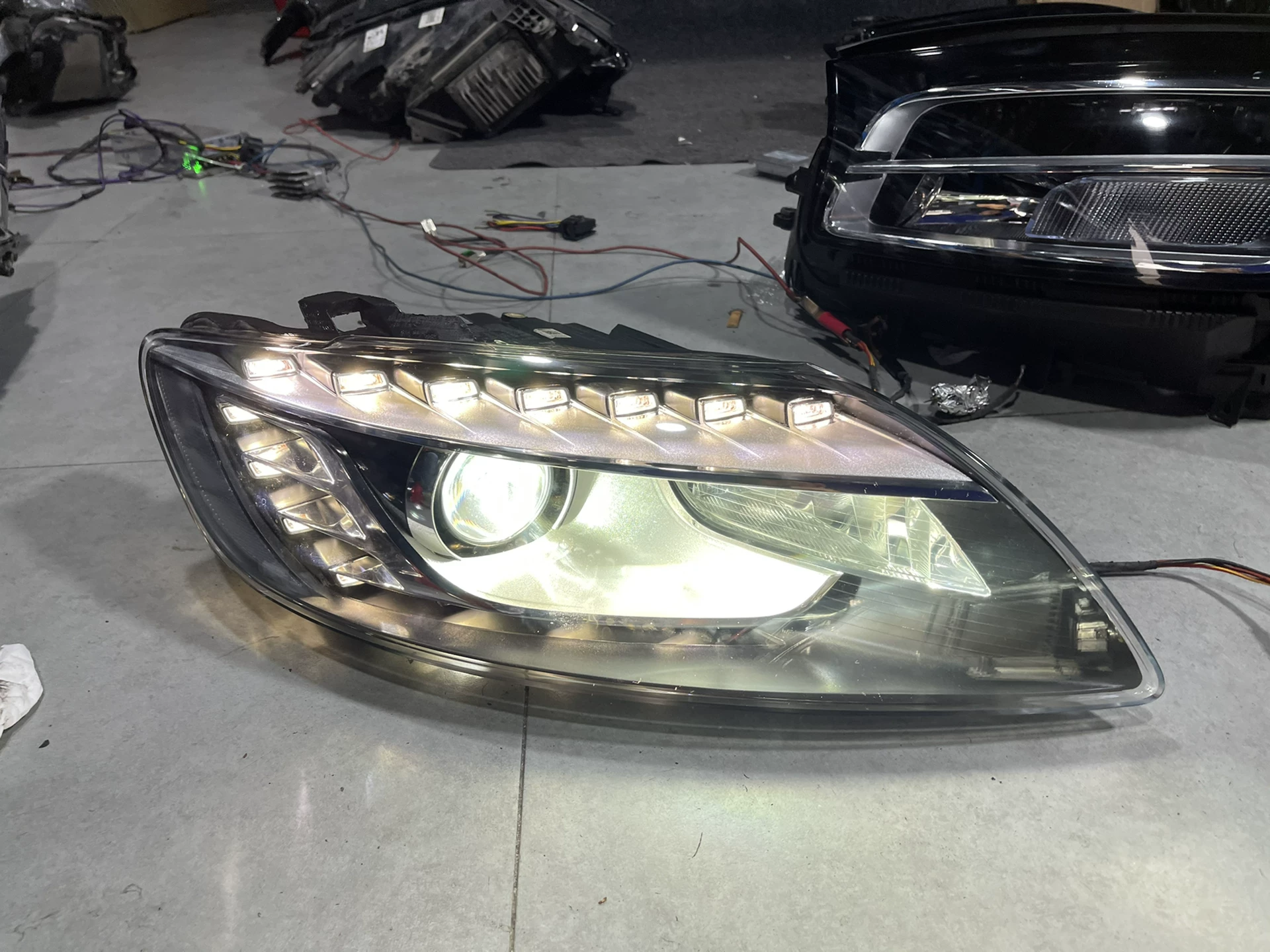 Suitable for 07/08 Audi Q7 upgrade to 14/15 new headlight assembly Audi Q7 front headlight modification—used car parts Old-model Q7 to new-model LED headlight assembly retrofit