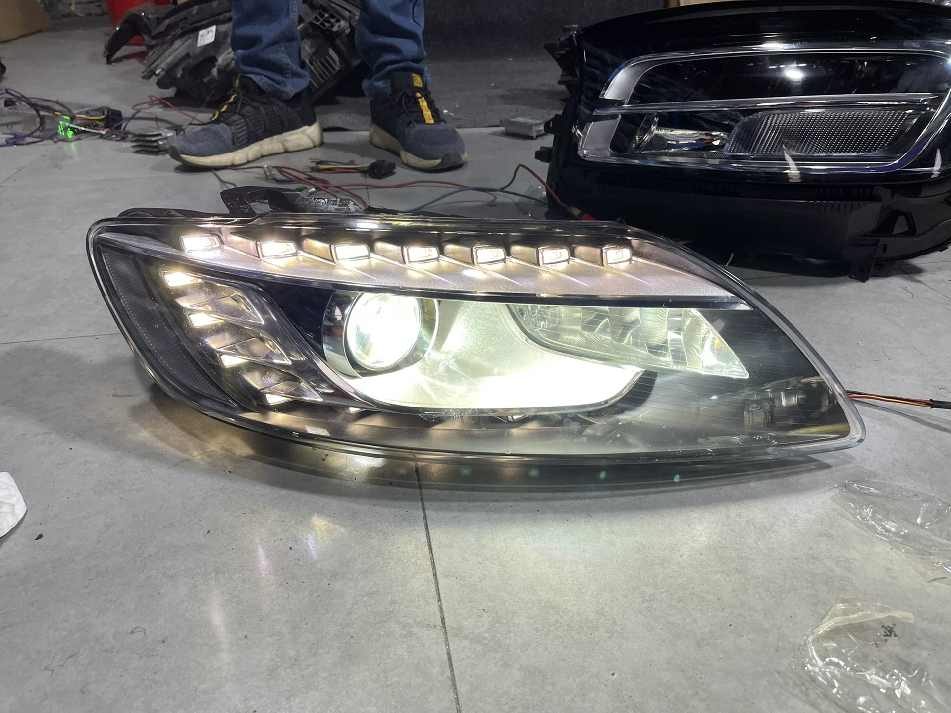 Suitable for 07/08 Audi Q7 upgrade to 14/15 new headlight assembly Audi Q7 front headlight modification—used car parts Old-model Q7 to new-model LED headlight assembly retrofit