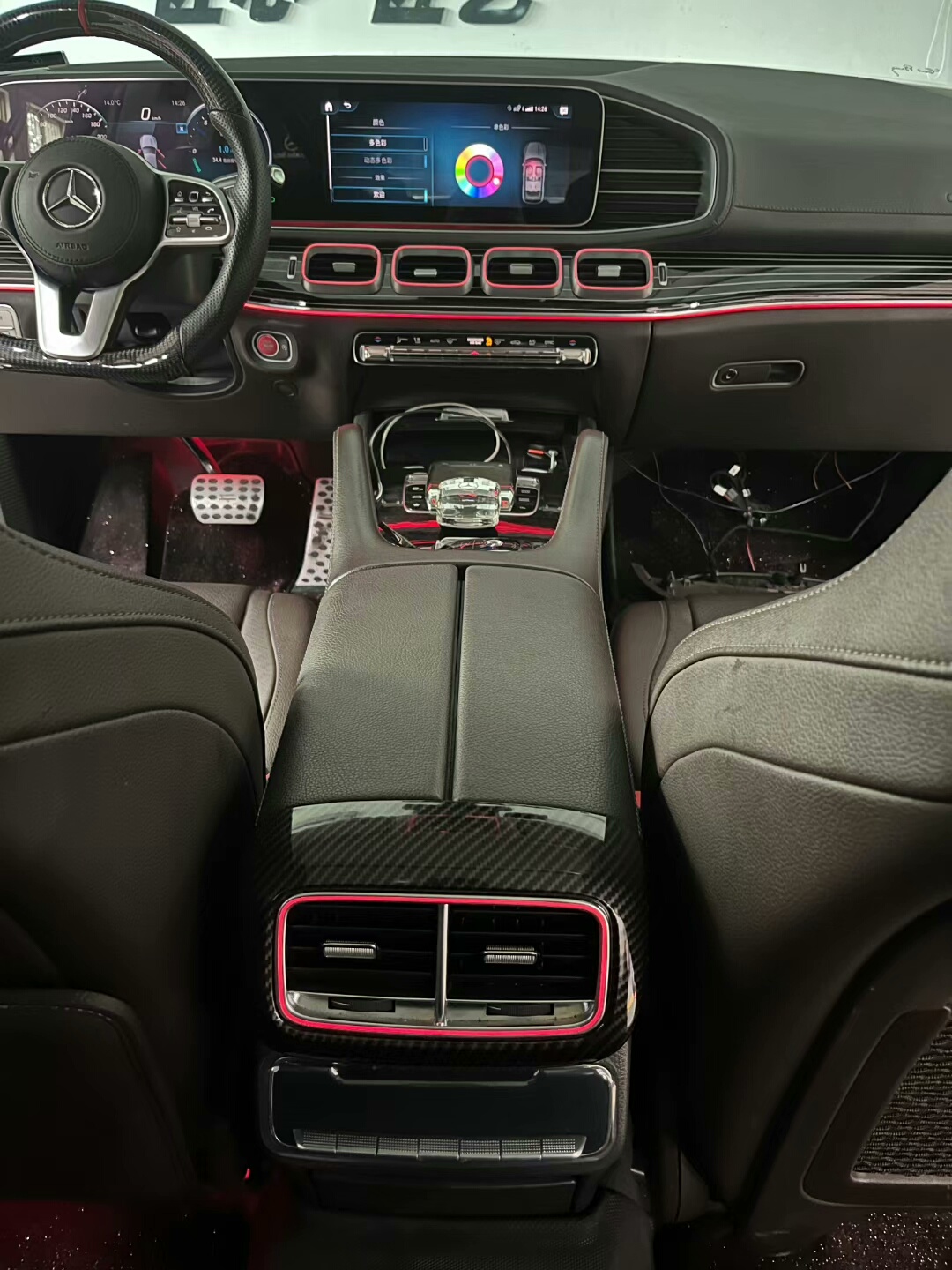 Mercedes-Benz—Dedicated Illuminated Air Vents for GLE and GLS Models; Upgraded Ambient Lighting for Front and Rear Rows