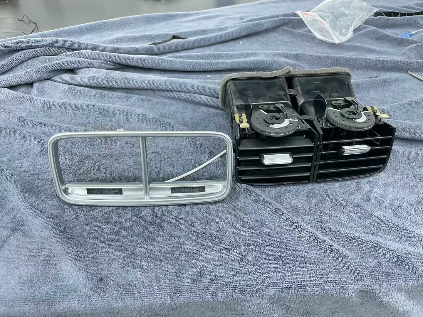 Mercedes-Benz—Dedicated Illuminated Air Vents for GLE and GLS Models; Upgraded Ambient Lighting for Front and Rear Rows