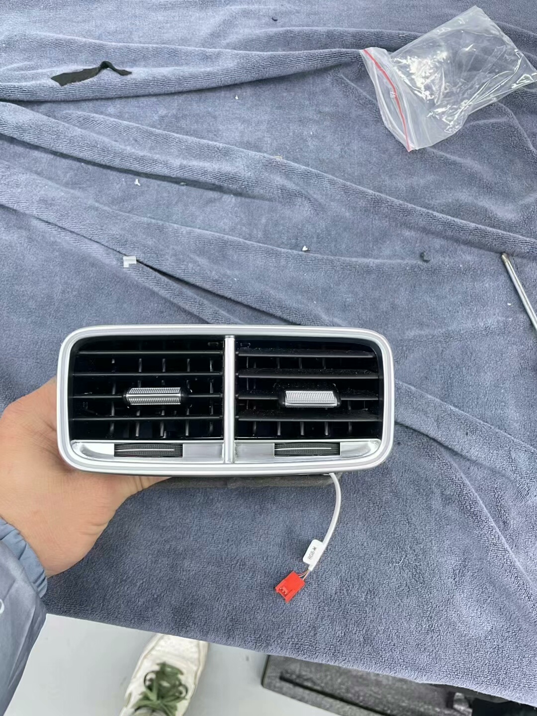 Mercedes-Benz—Dedicated Illuminated Air Vents for GLE and GLS Models; Upgraded Ambient Lighting for Front and Rear Rows