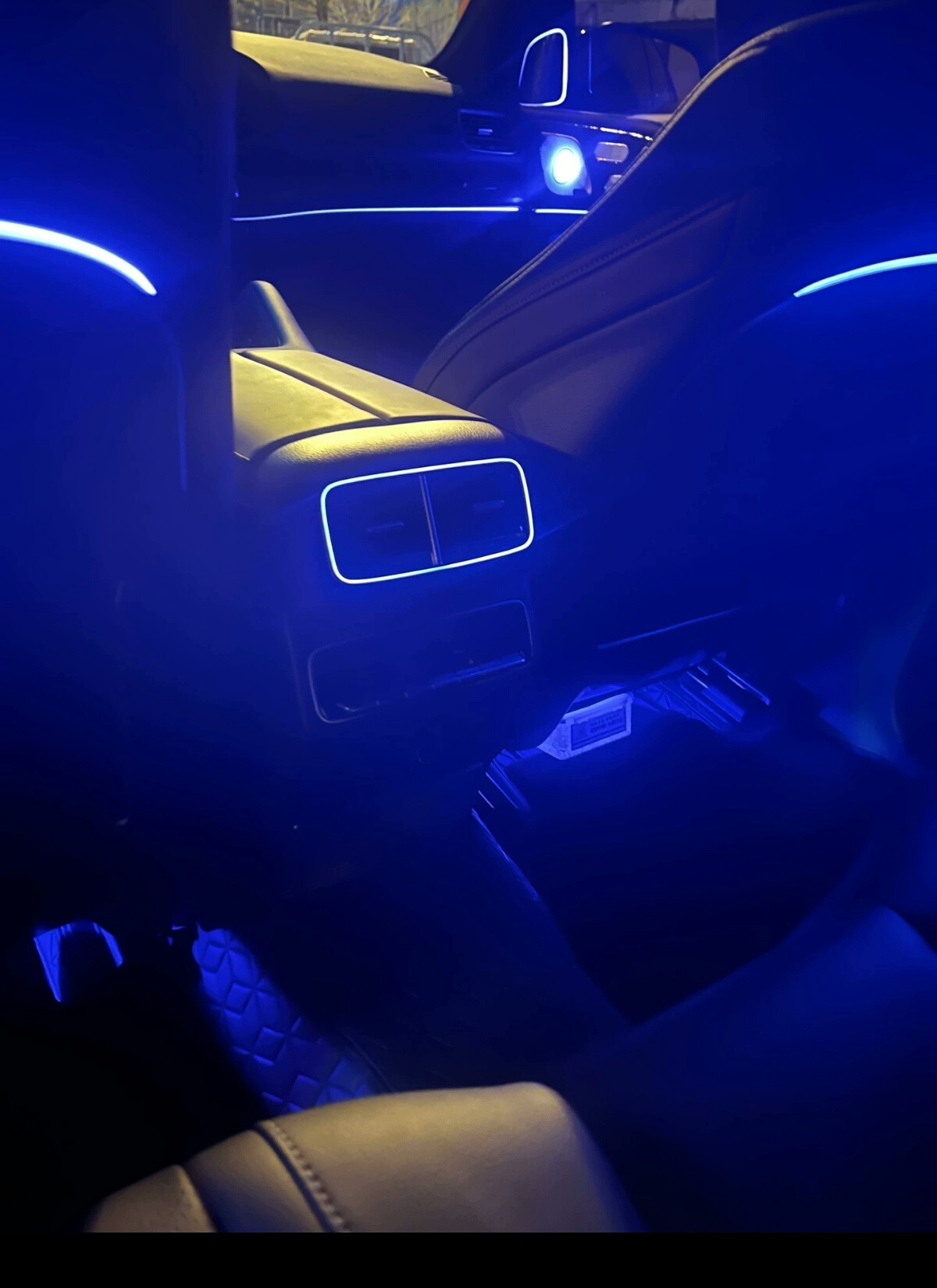 Mercedes-Benz—Dedicated Illuminated Air Vents for GLE and GLS Models; Upgraded Ambient Lighting for Front and Rear Rows