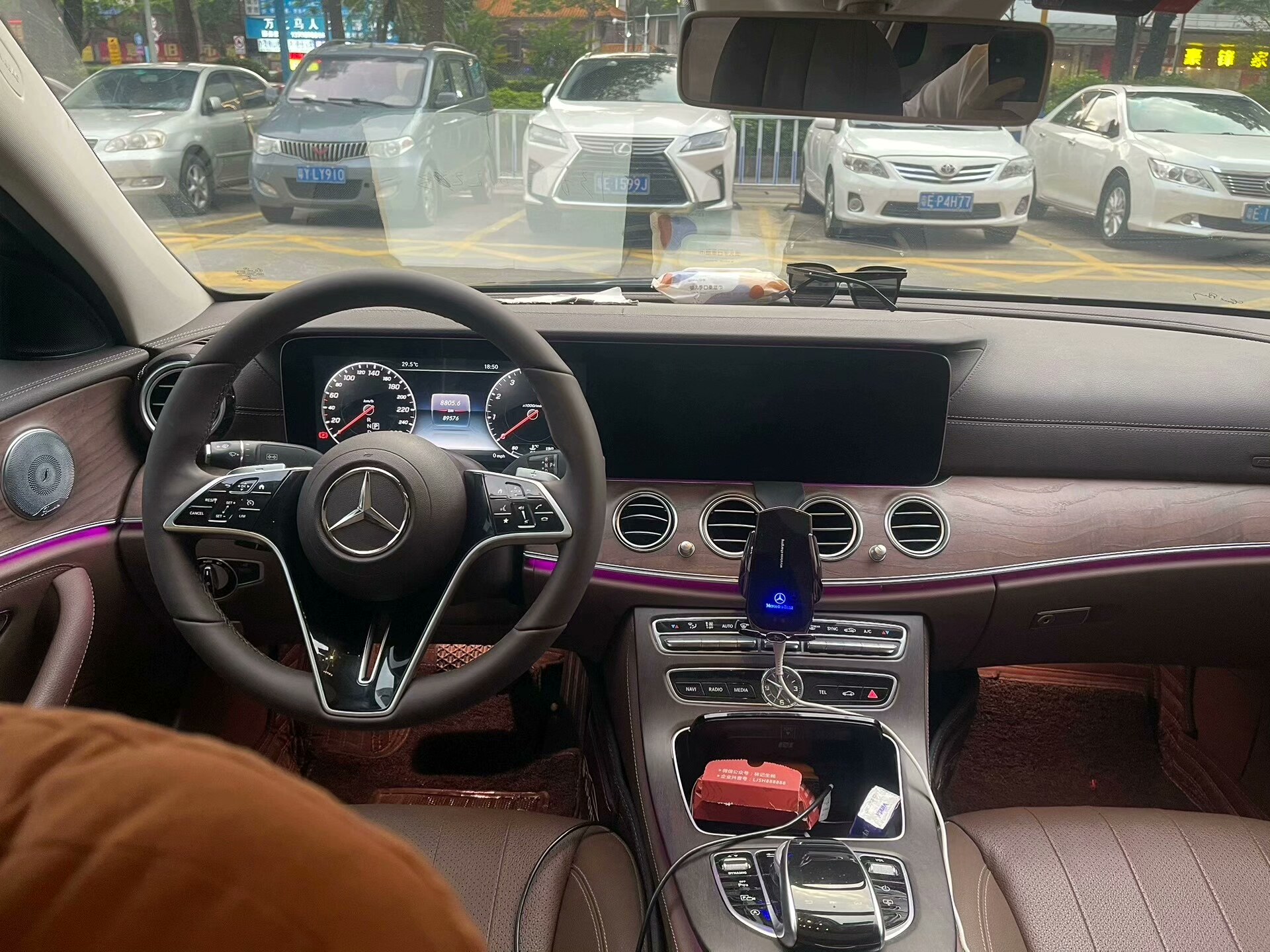 Brand-new Mercedes-Benz butterfly steering wheel Specifically designed for 10th to 24th generation Mercedes-Benz E-Class models, including the E200 and E300L upgrades.
