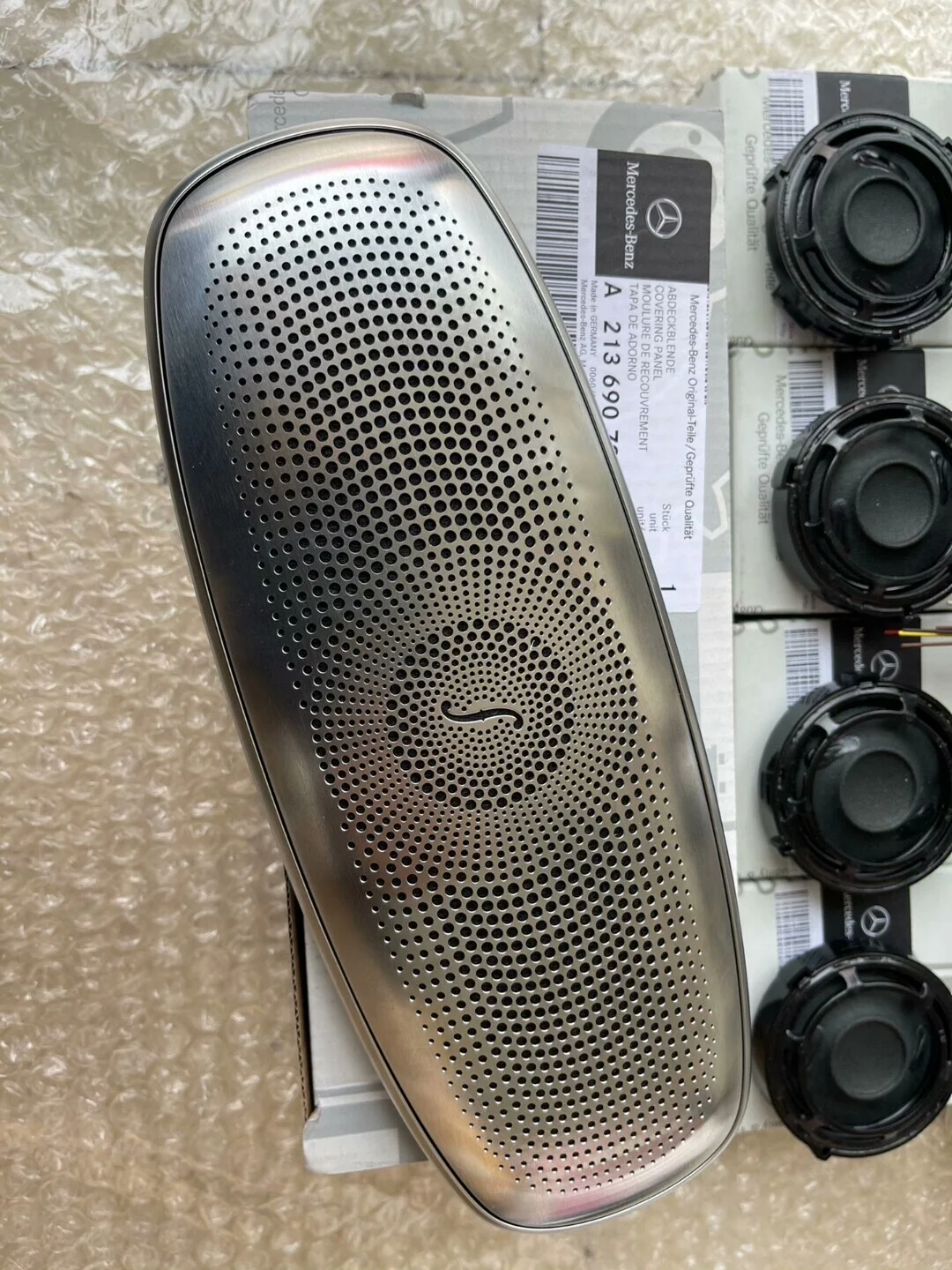 Consola trasera superior original de Mercedes-Benz con integración del sistema de audio Burmester