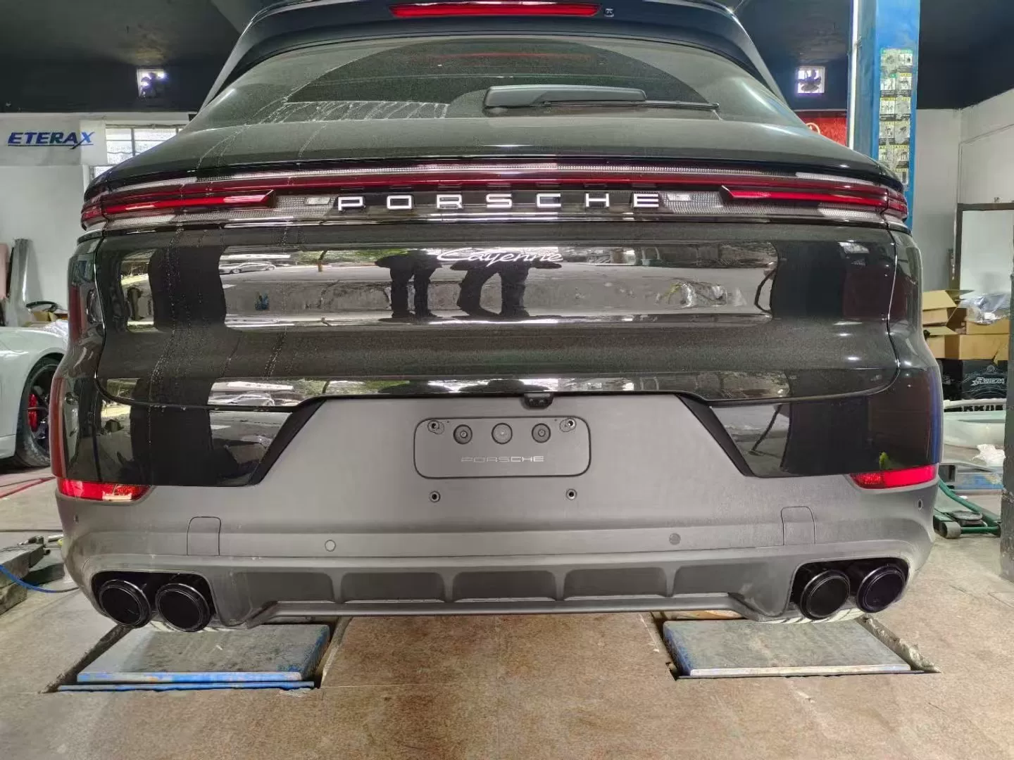 Porsche Cayenne 2018–2025 Four-Outlet Three-Tier Gloss Black Exhaust Tips