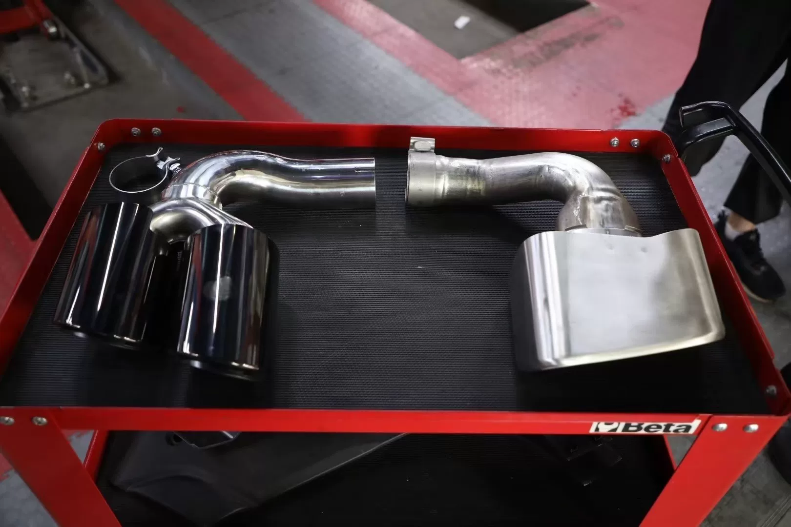 Porsche Cayenne 2018–2025 Four-Outlet Three-Tier Gloss Black Exhaust Tips