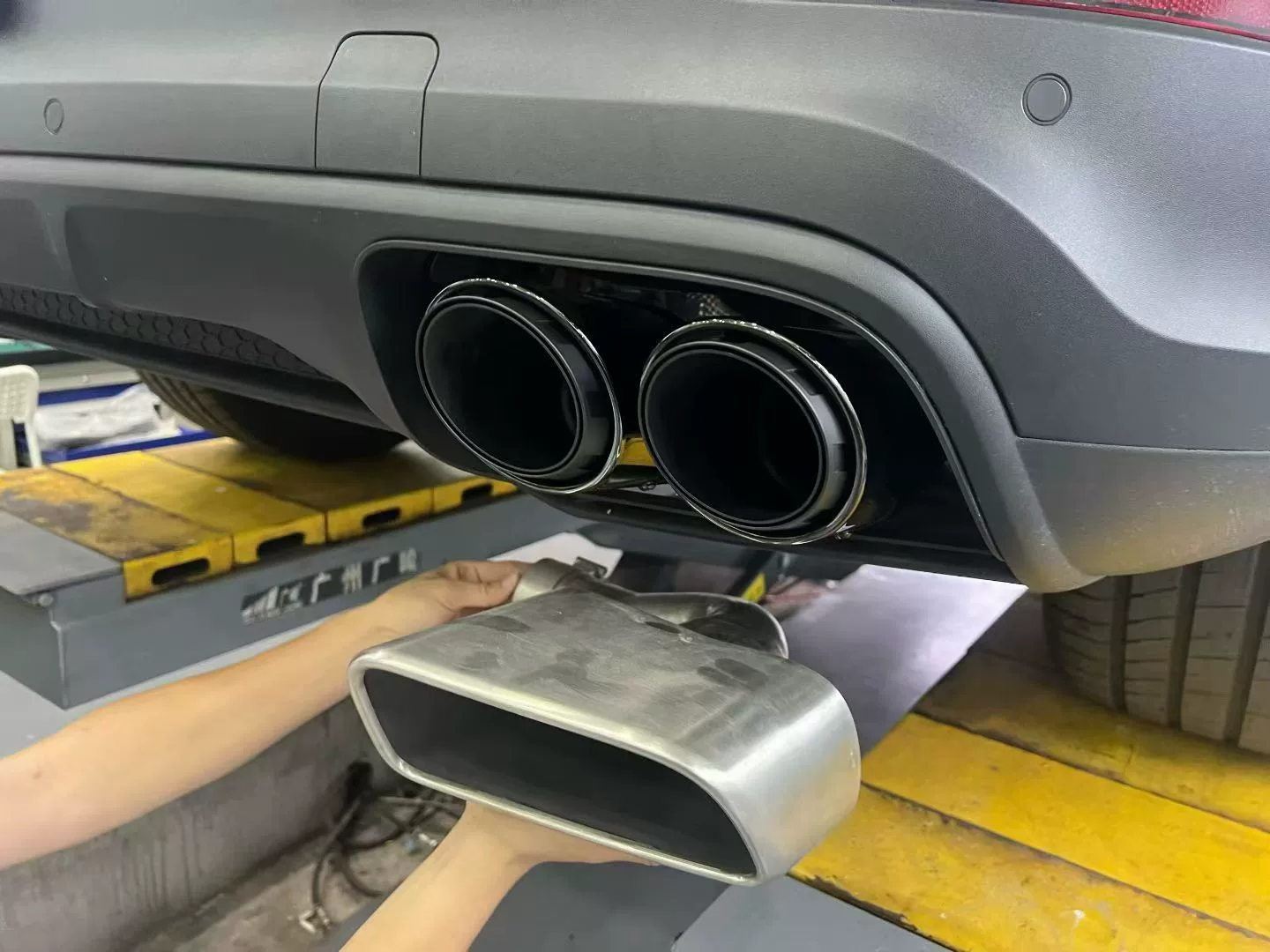 Porsche Cayenne 2018–2025 Four-Outlet Three-Tier Gloss Black Exhaust Tips