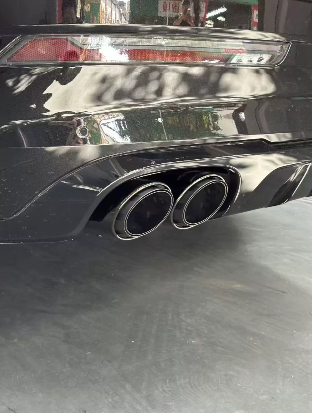 Porsche Cayenne 2018–2025 Four-Outlet Three-Tier Gloss Black Exhaust Tips