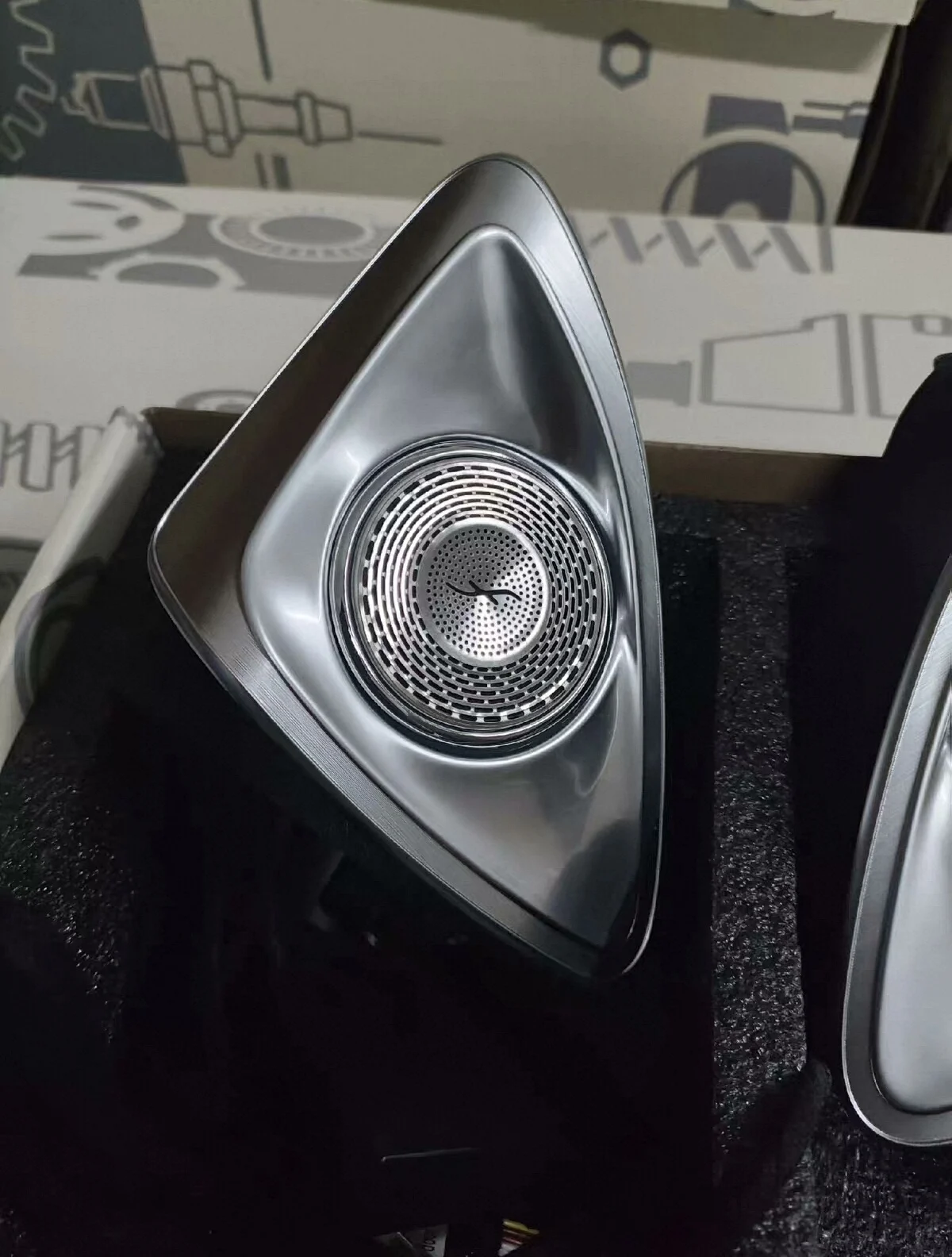 Mercedes-Benz 4D Floating Rotary Tweeter with Ambient Light Integration