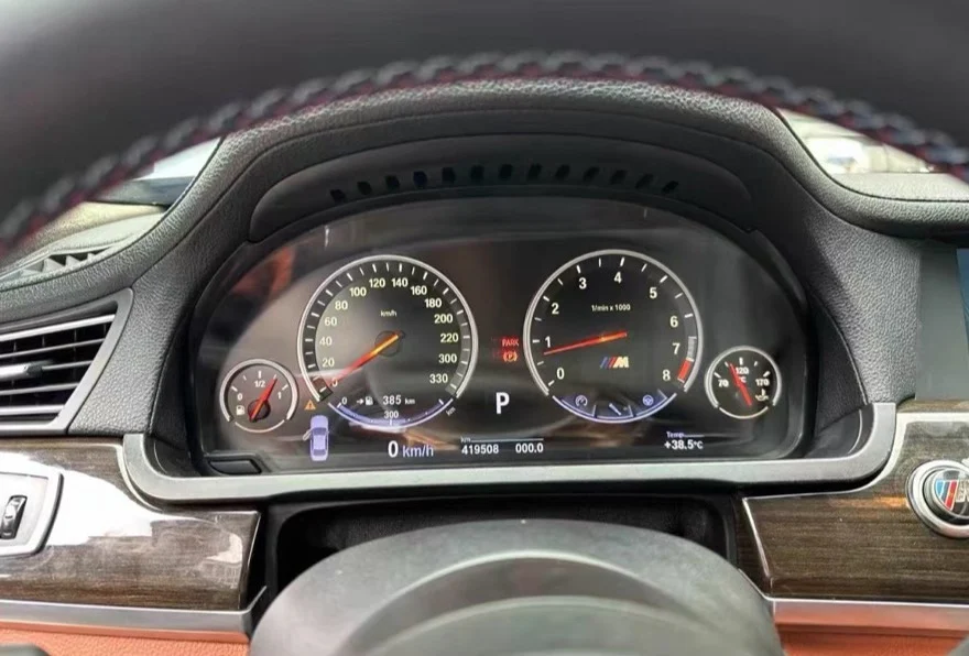 Original semi-digital instrument cluster in the style of the BMW M5