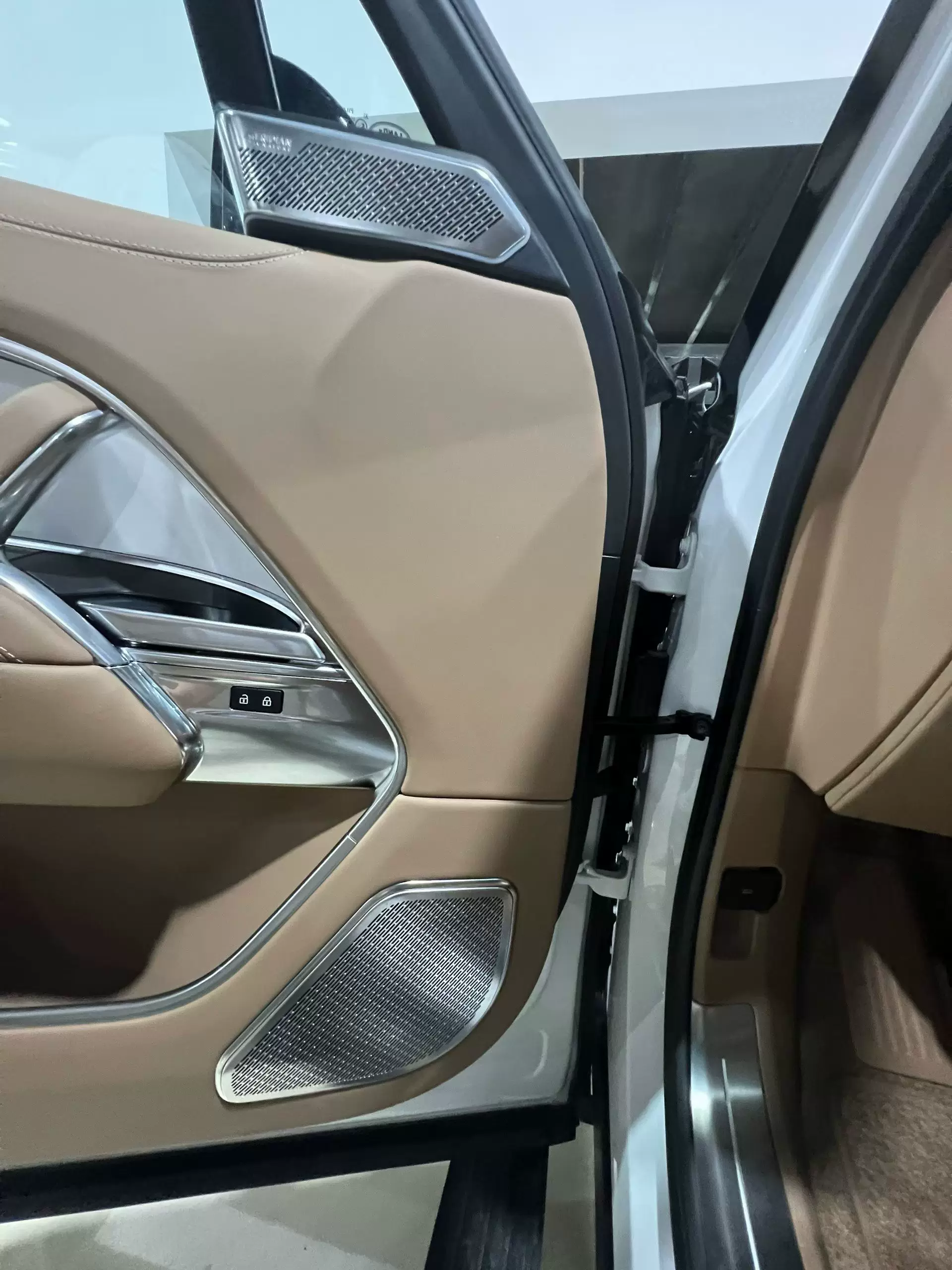 Land Rover Range Rover Autobiography Metal Illuminated Horn Grille