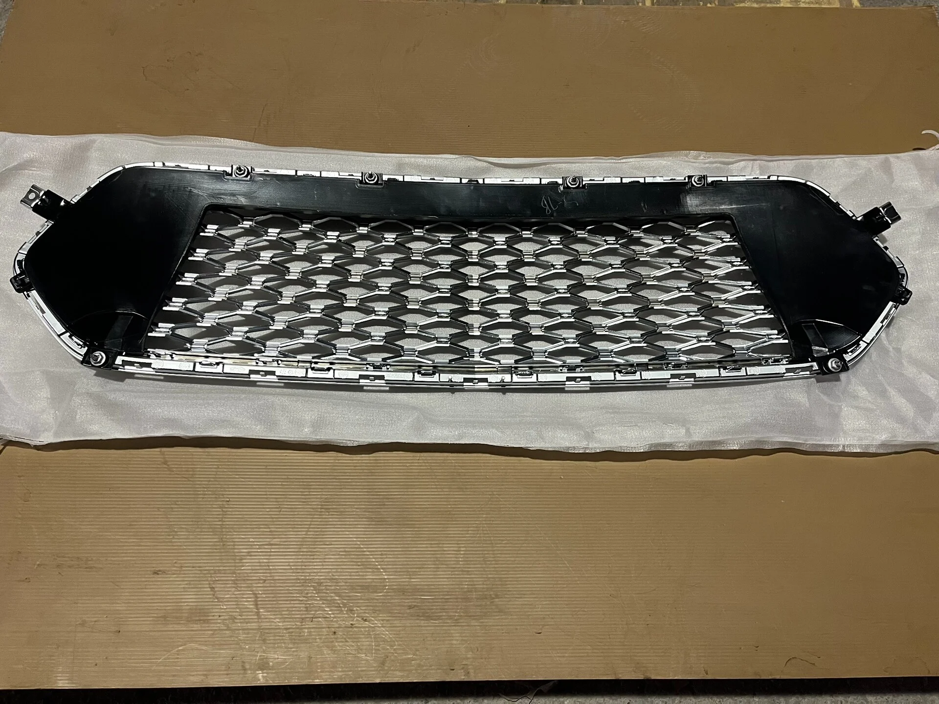 2015–2018 Ford Taurus Limited Edition Honeycomb Grille – Brand New, Factory Sealed