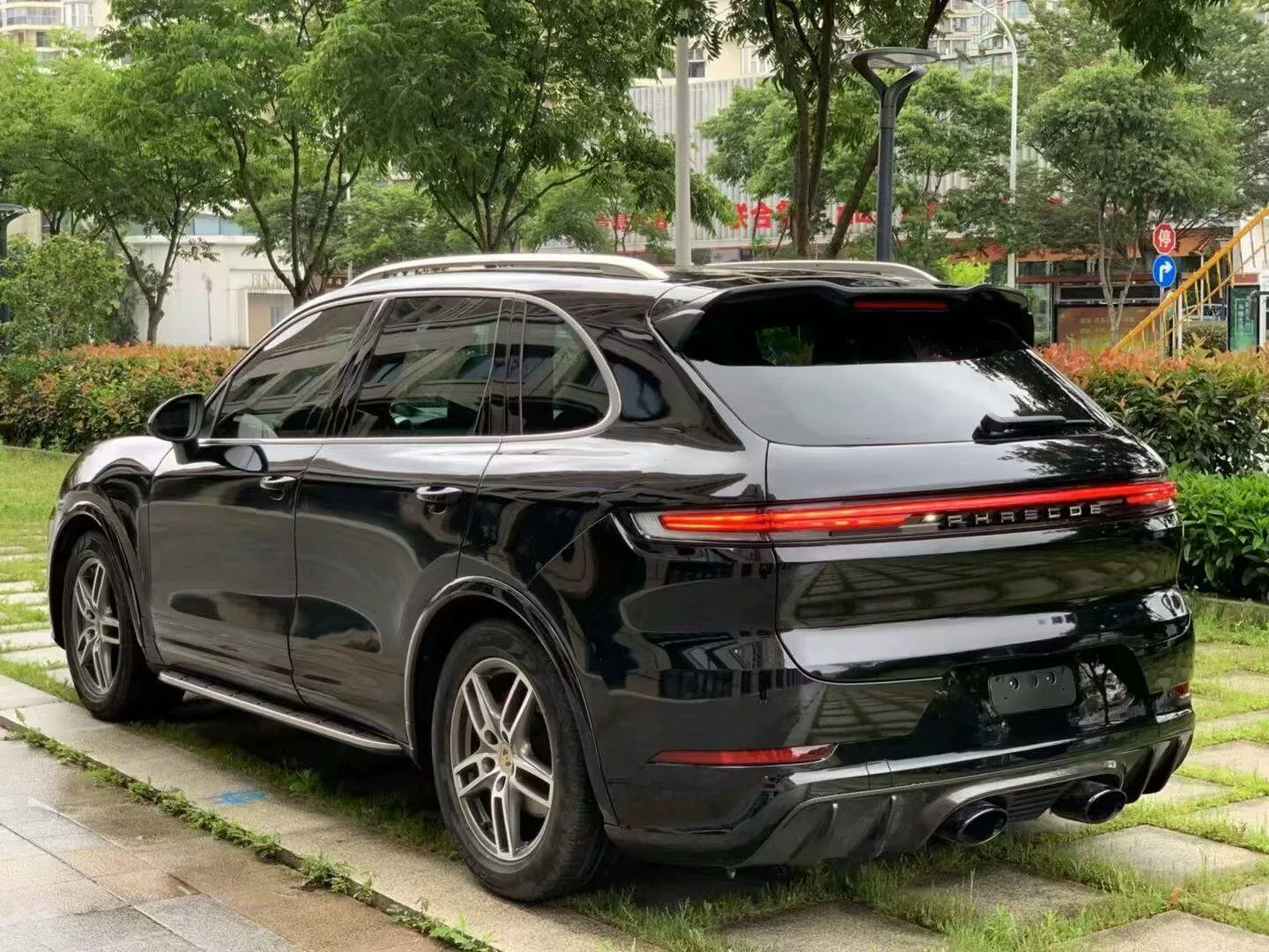 Kit de restyling para Porsche Cayenne 2011-2017 – Paragolpes delantero y trasero estilo 2015, luces traseras LED de ancho completo, sistema de escape de salida central