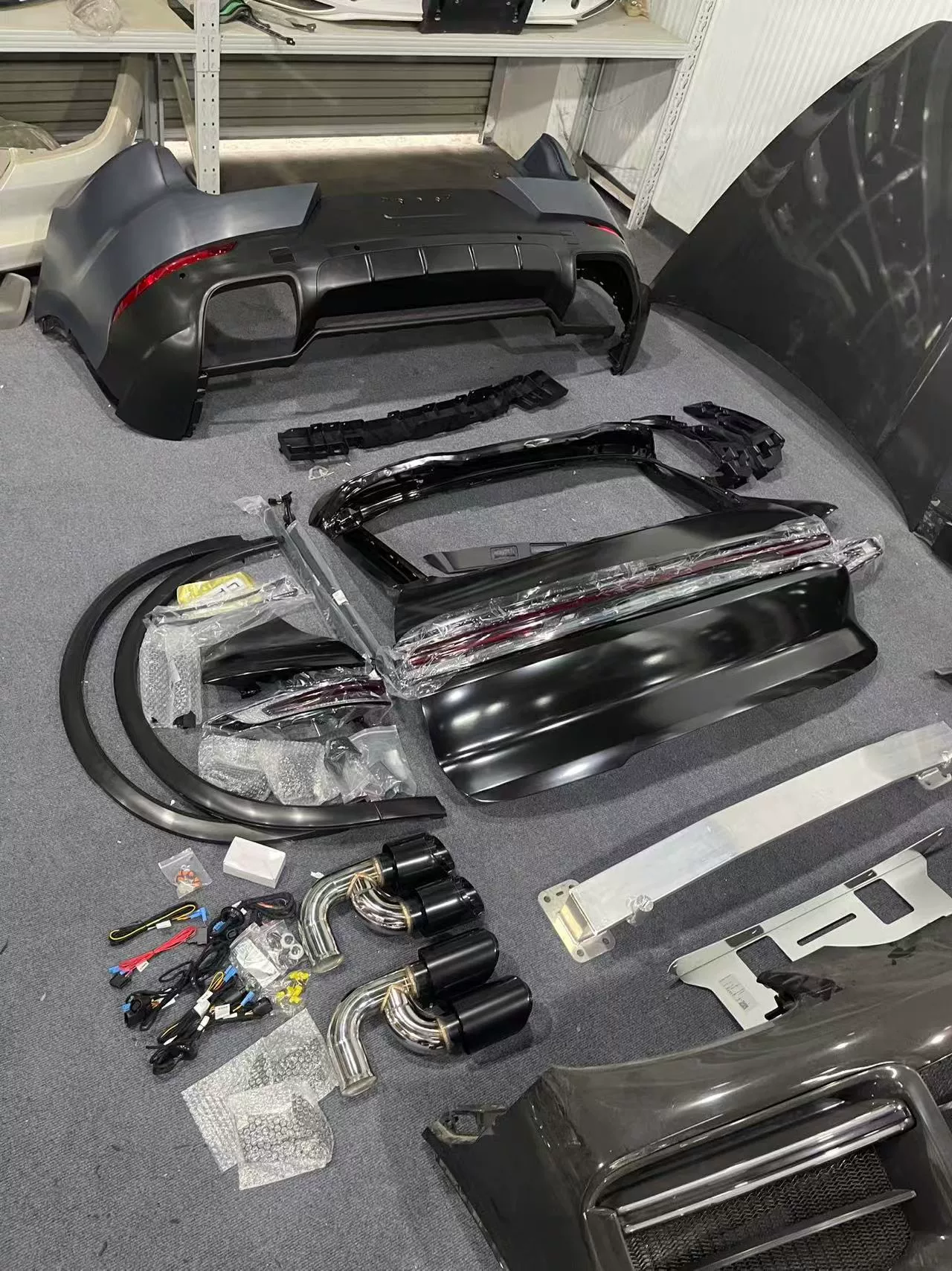 Kit de restyling para Porsche Cayenne 2011-2017 – Paragolpes delantero y trasero estilo 2015, luces traseras LED de ancho completo, sistema de escape de salida central