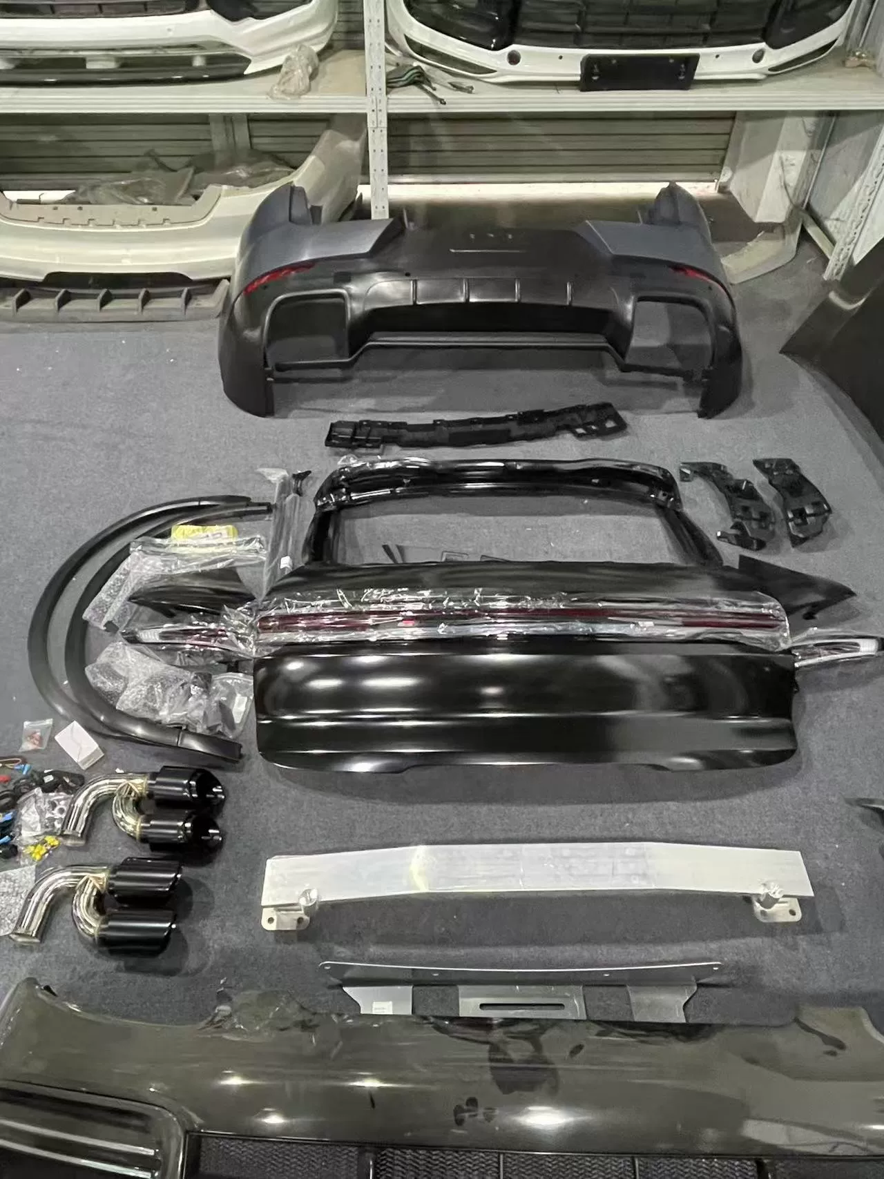 Kit de restyling para Porsche Cayenne 2011-2017 – Paragolpes delantero y trasero estilo 2015, luces traseras LED de ancho completo, sistema de escape de salida central