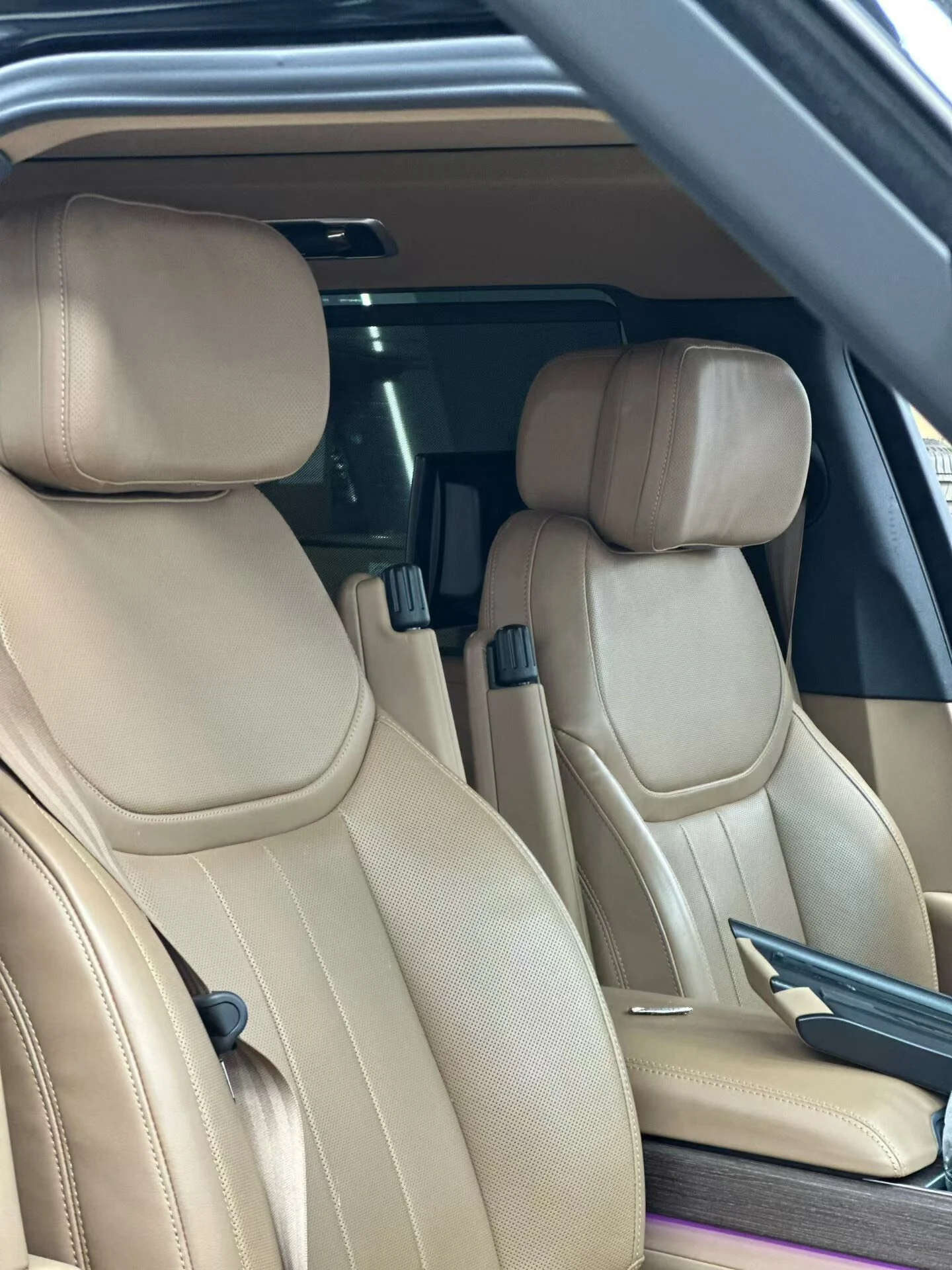 Range Rover Power-Adjustable Winged Headrests for Enhanced Long-Distance Comfort