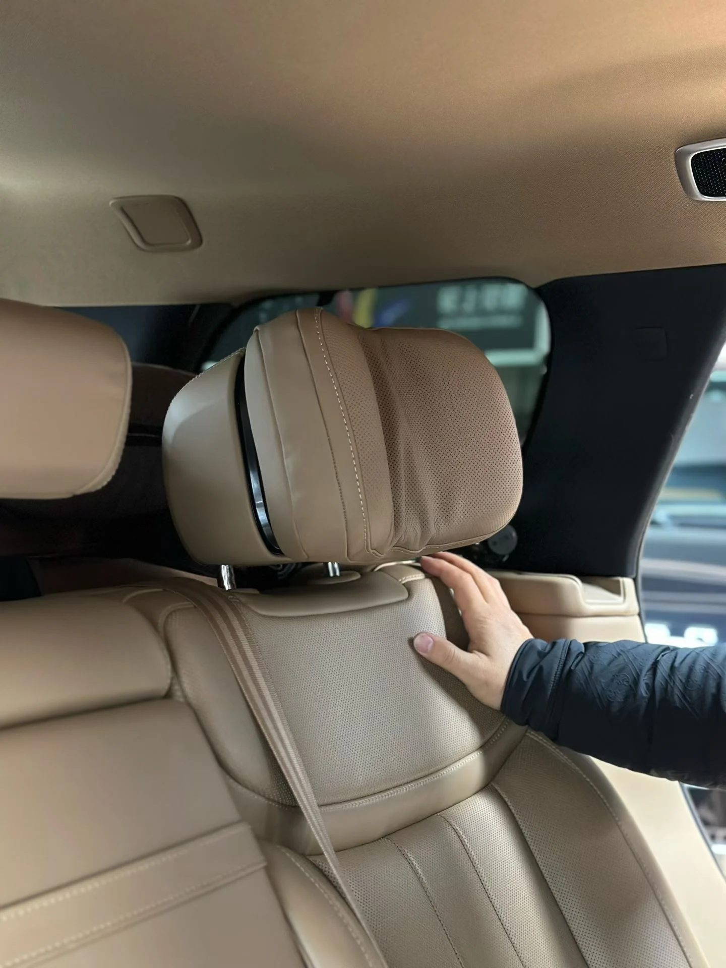 Range Rover Power-Adjustable Winged Headrests for Enhanced Long-Distance Comfort