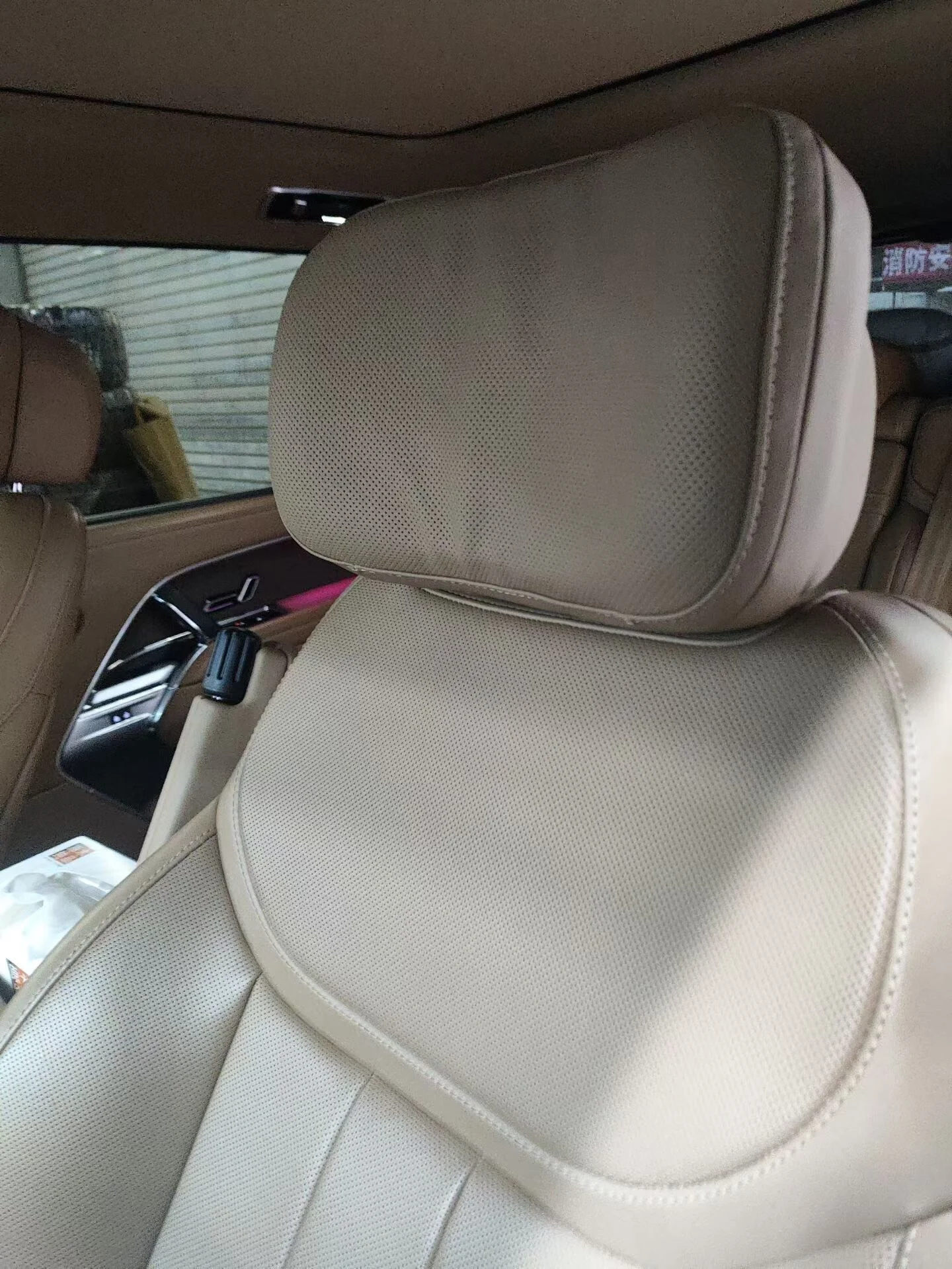 Range Rover Power-Adjustable Winged Headrests for Enhanced Long-Distance Comfort