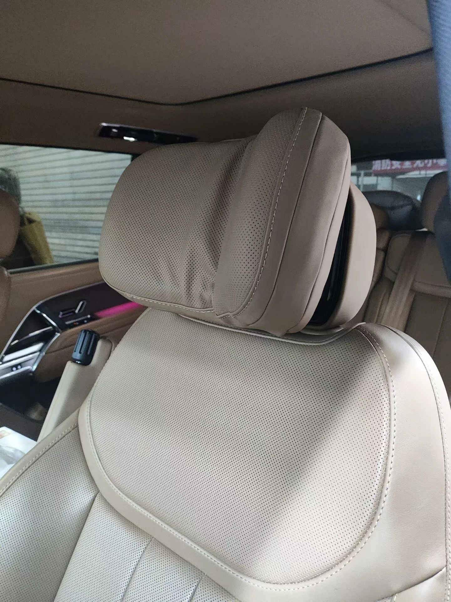 Range Rover Power-Adjustable Winged Headrests for Enhanced Long-Distance Comfort