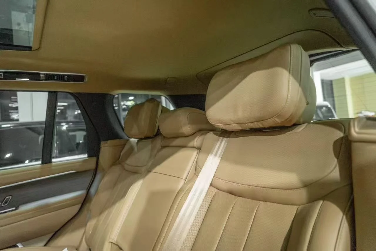 Range Rover Power-Adjustable Winged Headrests for Enhanced Long-Distance Comfort