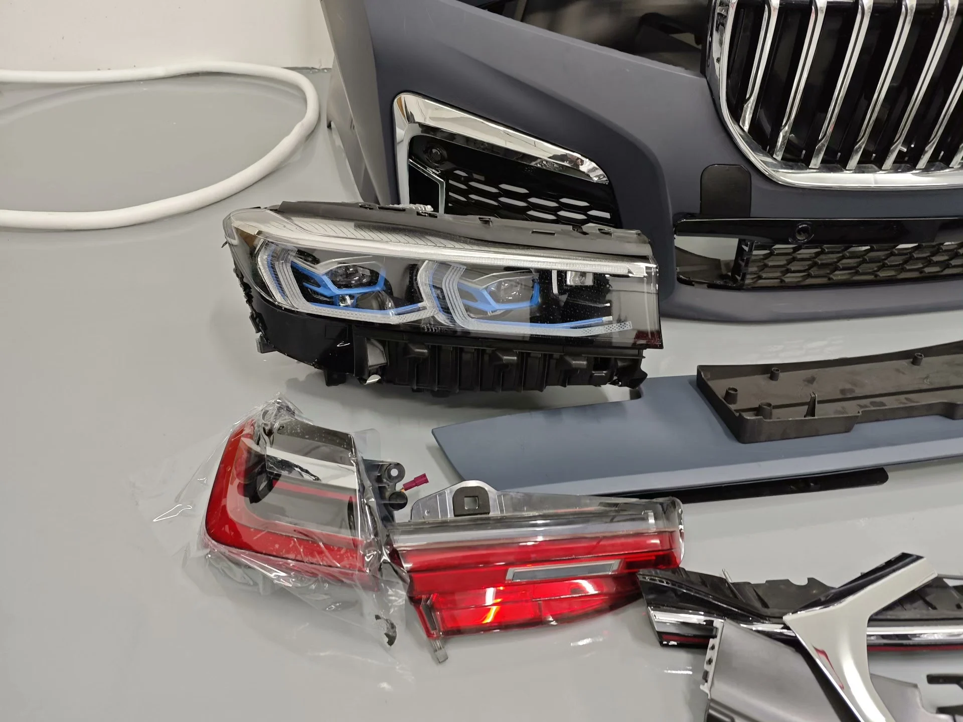 Kit de renovación para BMW Serie 7 (2016-2018) – Parachoques delantero, parrilla y faros LED adaptativos para el aspecto de los modelos 730i/740i de 2019–2022