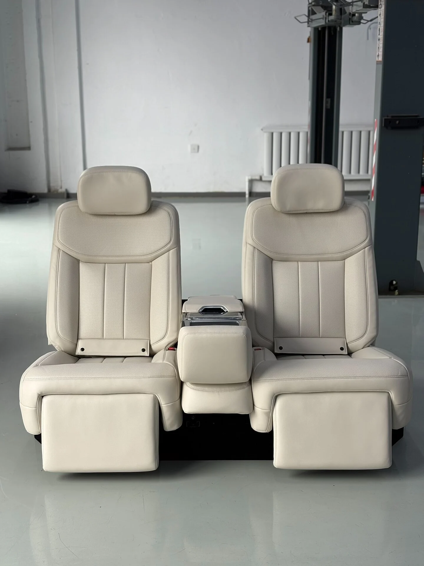 2023-2026 Land Rover Range Rover Executive 5-to-4 Seat Conversion Kit