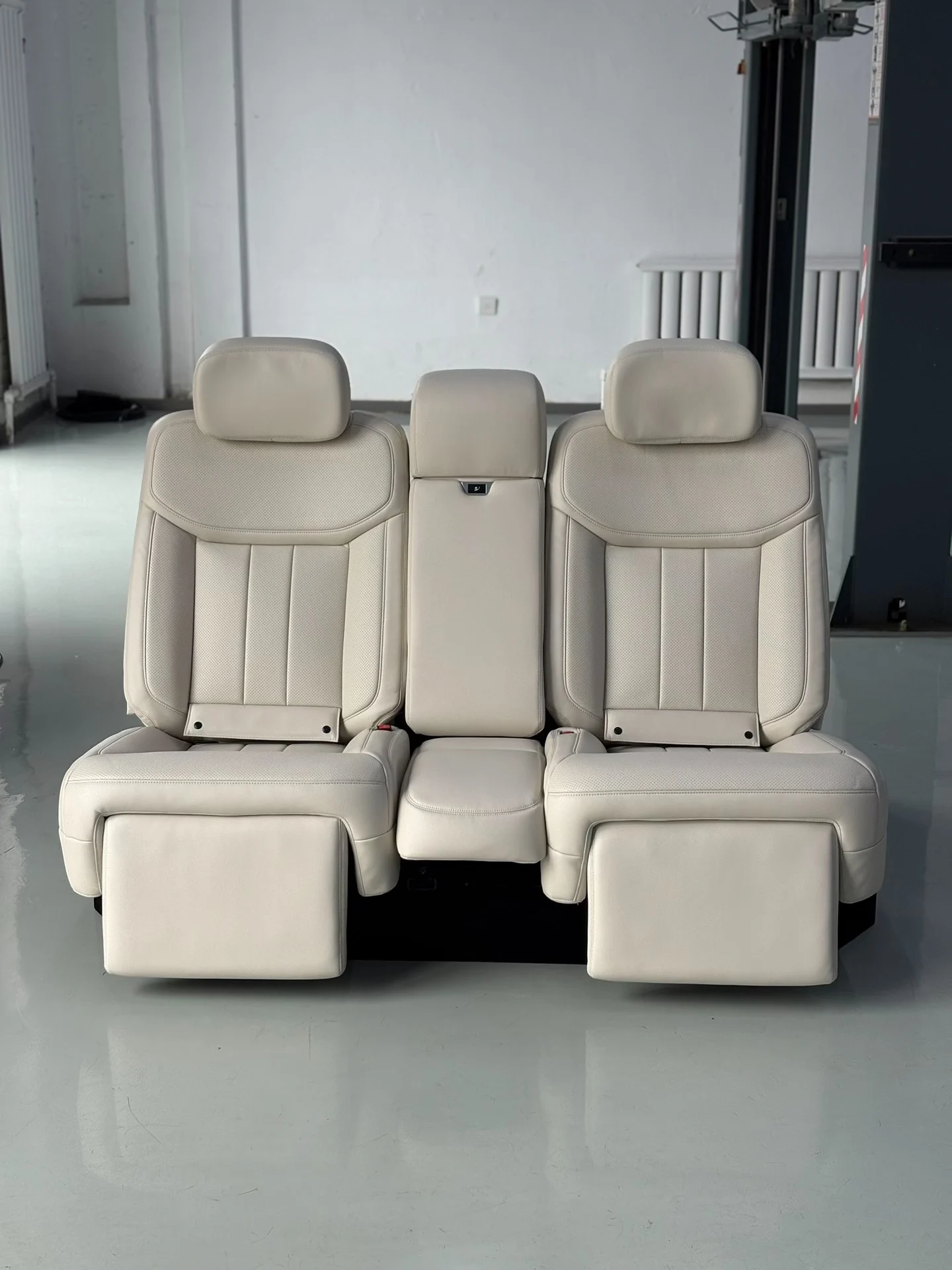2023-2026 Land Rover Range Rover Executive 5-to-4 Seat Conversion Kit