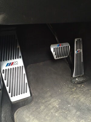 Juego de pedales deportivos de aluminio estilo BMW para BMW Serie 1, Serie 2, Serie 3, Serie 4, Serie 5, Serie 6 y Serie 7 GT (modelos 2021 en adelante)