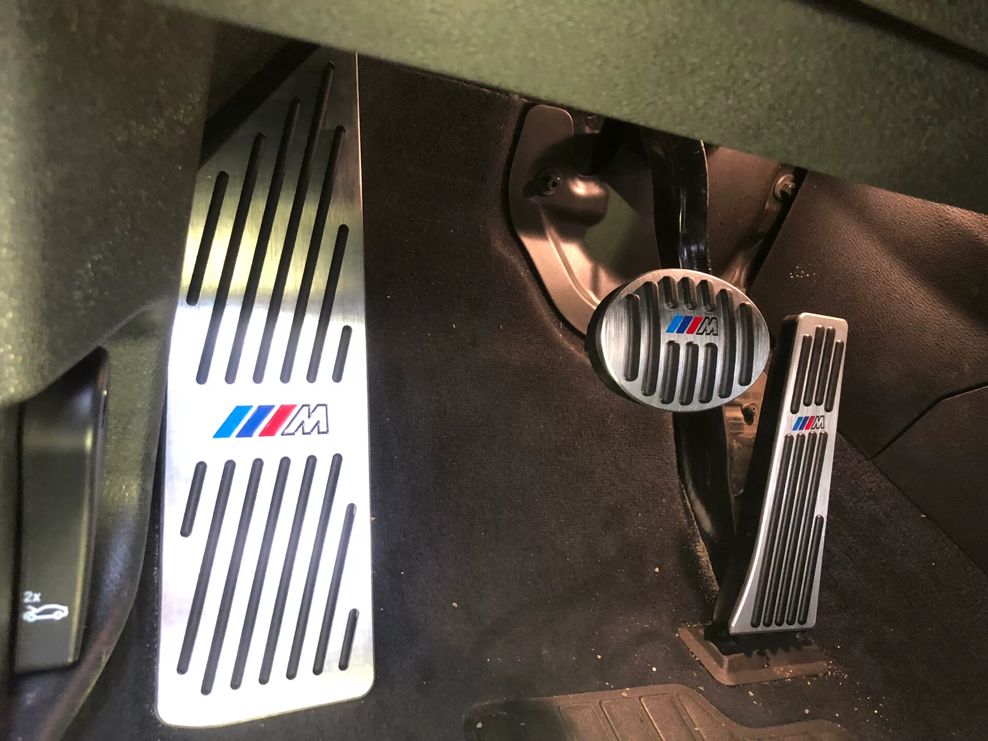 Juego de pedales deportivos de aluminio estilo BMW para BMW Serie 1, Serie 2, Serie 3, Serie 4, Serie 5, Serie 6 y Serie 7 GT (modelos 2021 en adelante)