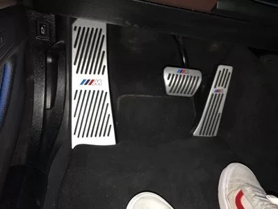 Juego de pedales deportivos de aluminio estilo BMW para BMW Serie 1, Serie 2, Serie 3, Serie 4, Serie 5, Serie 6 y Serie 7 GT (modelos 2021 en adelante)