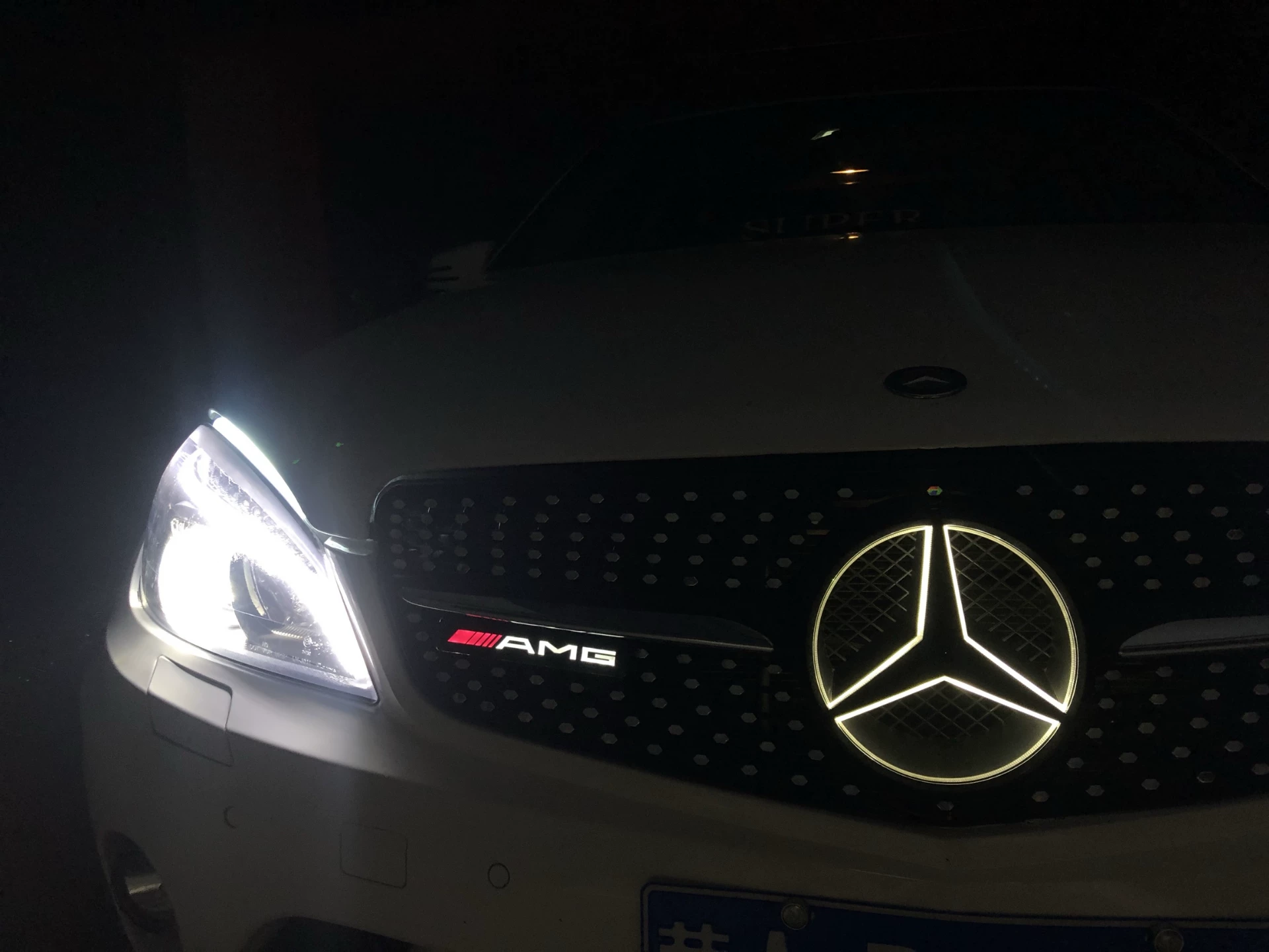 AMG-Style Illuminated Front Grille Logo para Mercedes-Benz Vehicles