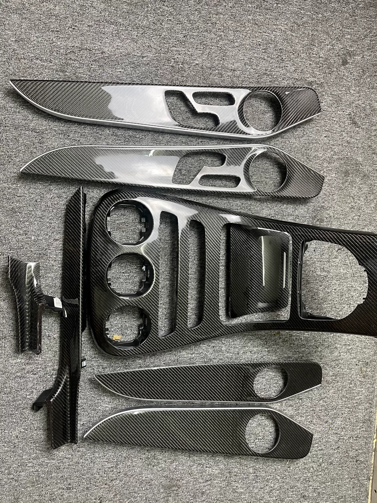 Kit de molduras para la consola central en fibra de carbono para Mercedes-Benz C43 / C63 (W205) – Ajuste personalizado, acabado de tejido real