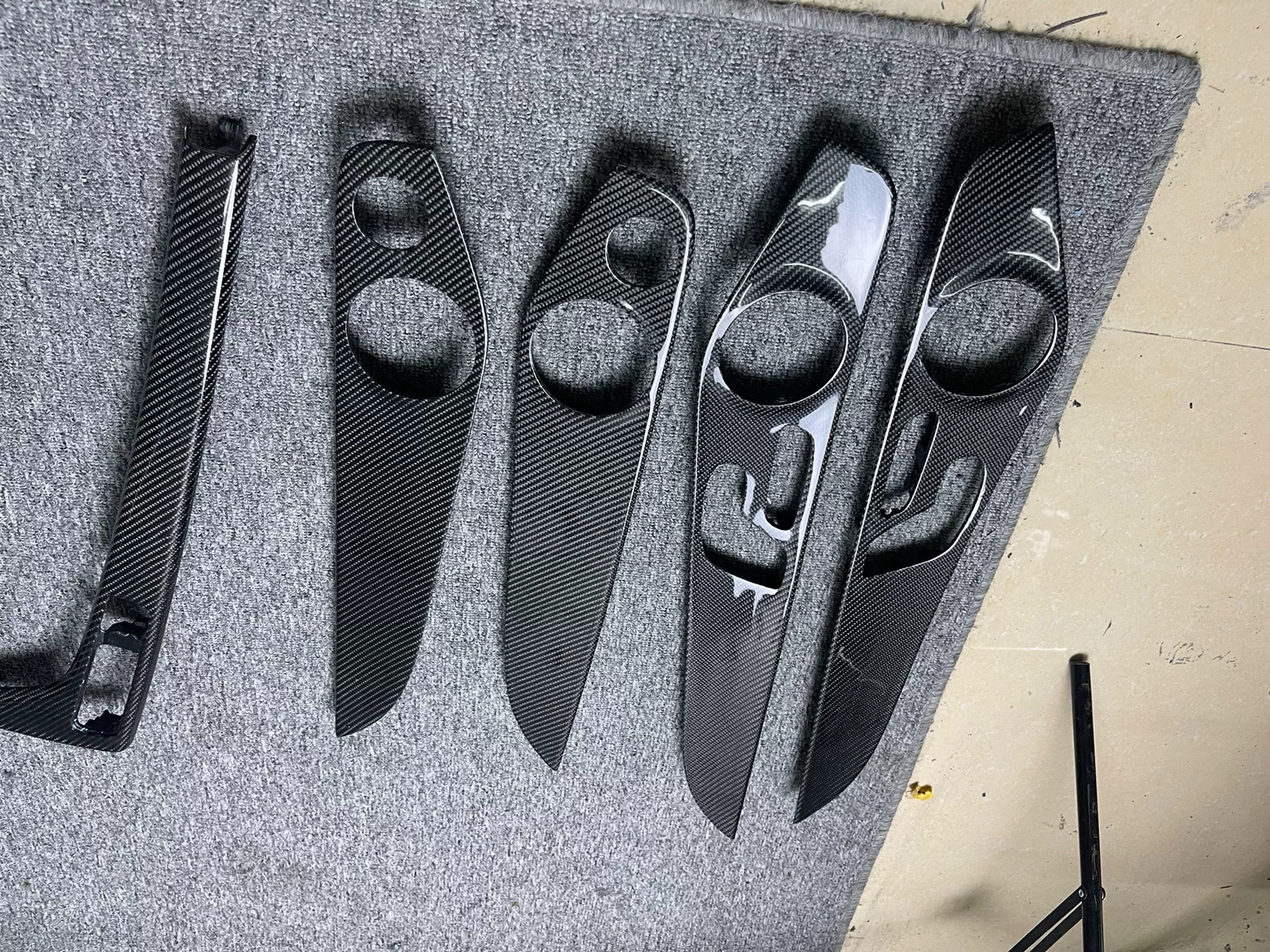 Kit de molduras para la consola central en fibra de carbono para Mercedes-Benz C43 / C63 (W205) – Ajuste personalizado, acabado de tejido real