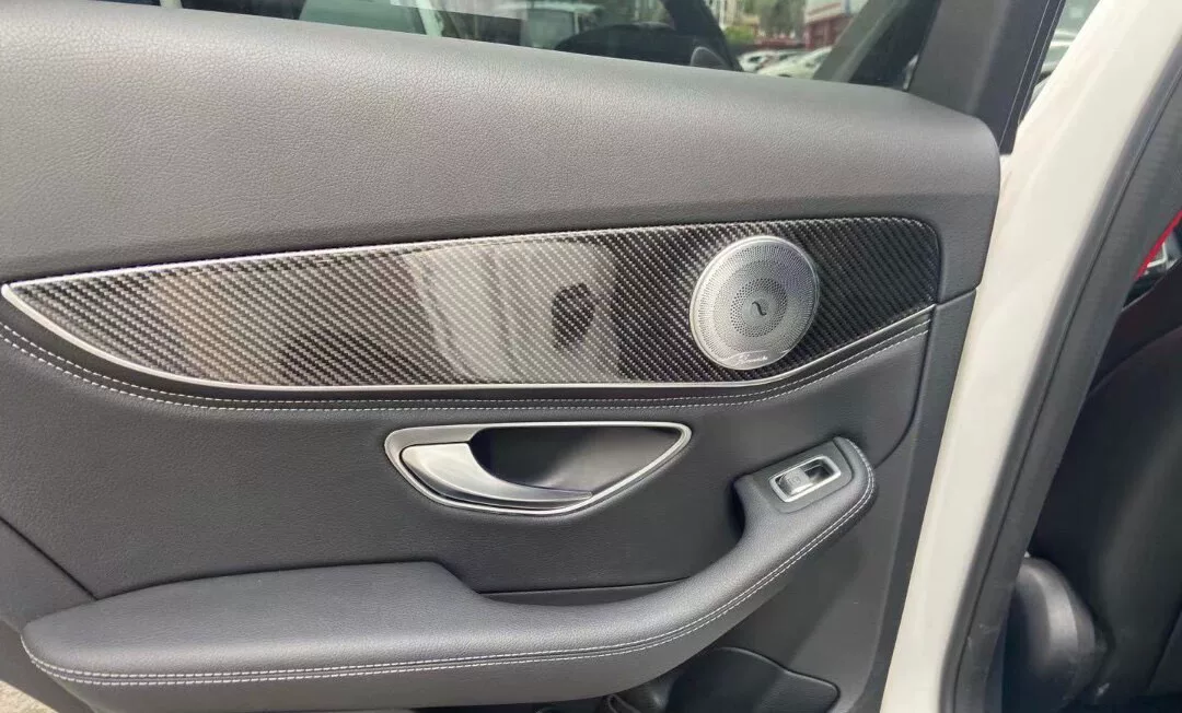 Kit de molduras para la consola central en fibra de carbono para Mercedes-Benz C43 / C63 (W205) – Ajuste personalizado, acabado de tejido real
