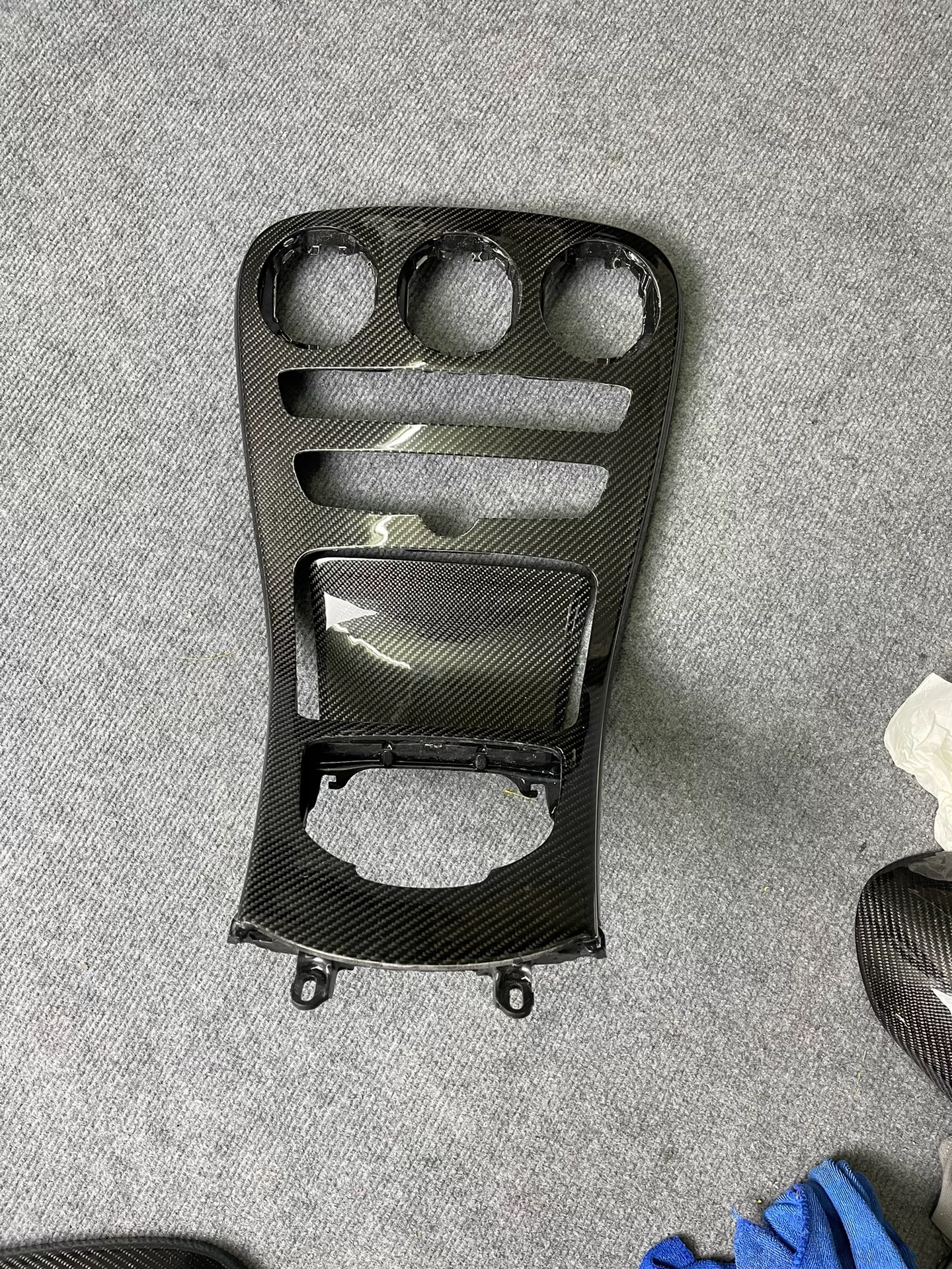 Kit de molduras para la consola central en fibra de carbono para Mercedes-Benz C43 / C63 (W205) – Ajuste personalizado, acabado de tejido real
