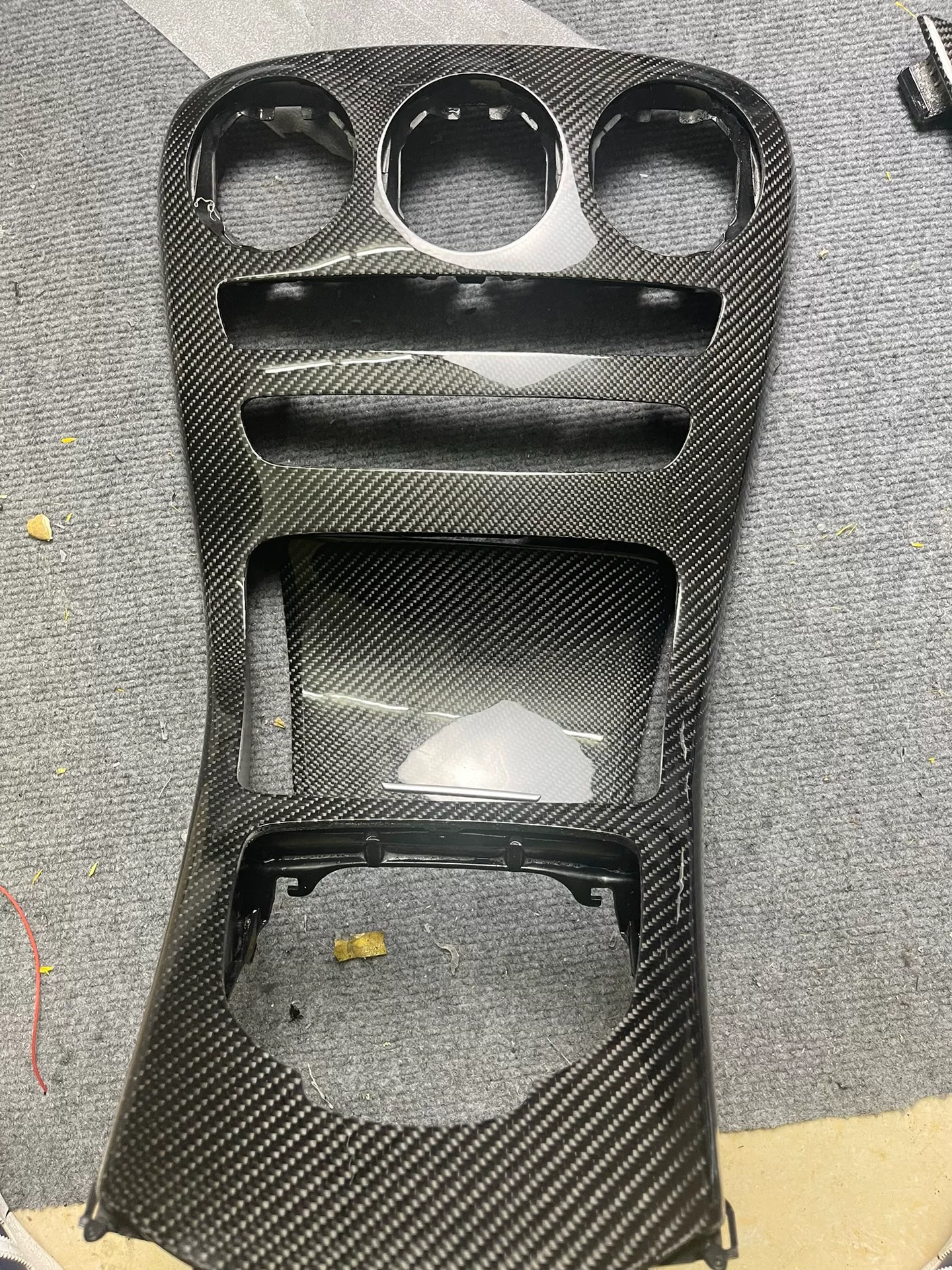 Kit de molduras para la consola central en fibra de carbono para Mercedes-Benz C43 / C63 (W205) – Ajuste personalizado, acabado de tejido real
