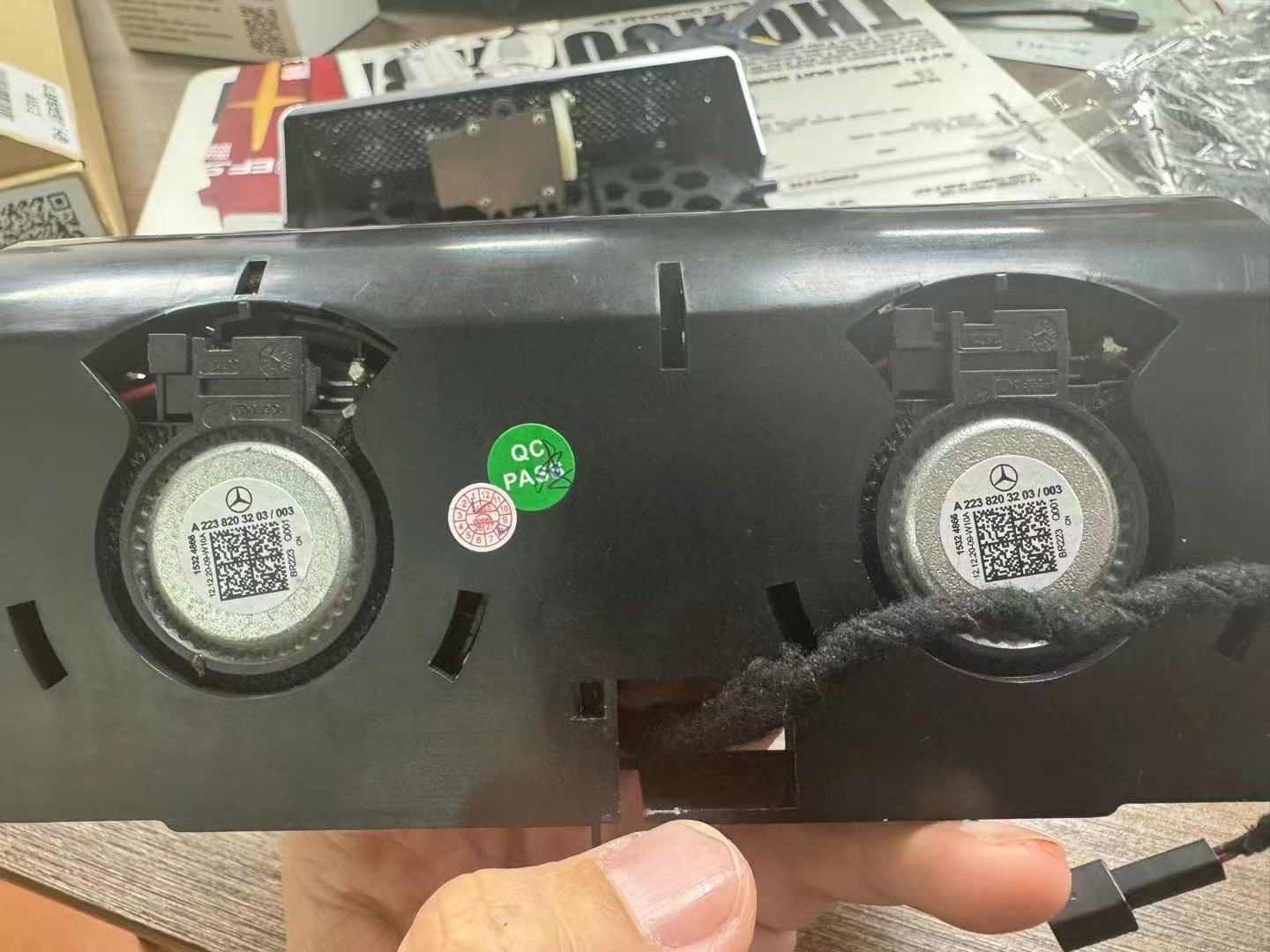 Altavoz de agudos montado en la parte superior del asiento delantero con ilumina