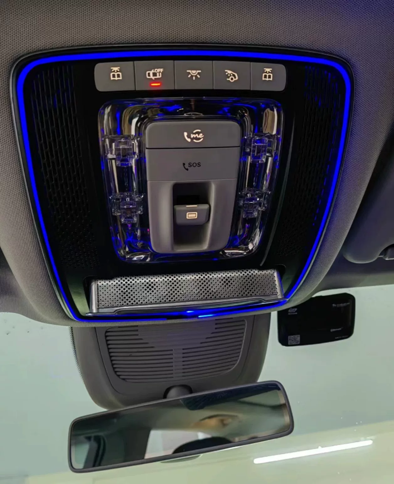 Altavoz de agudos montado en la parte superior del asiento delantero con ilumina