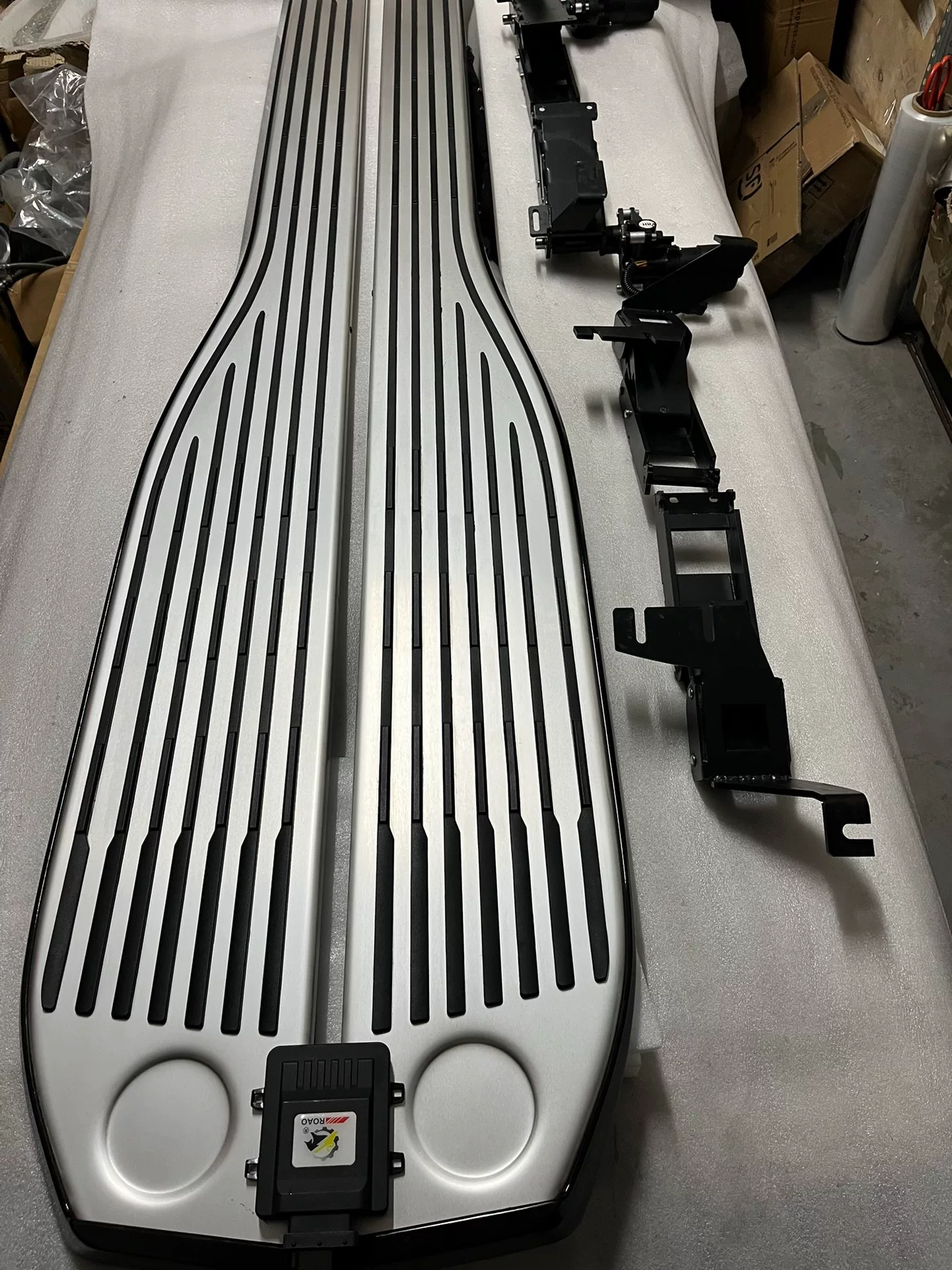 BMW X5 and X7 Power-Deployed Running Boards – Maybach-Style Design