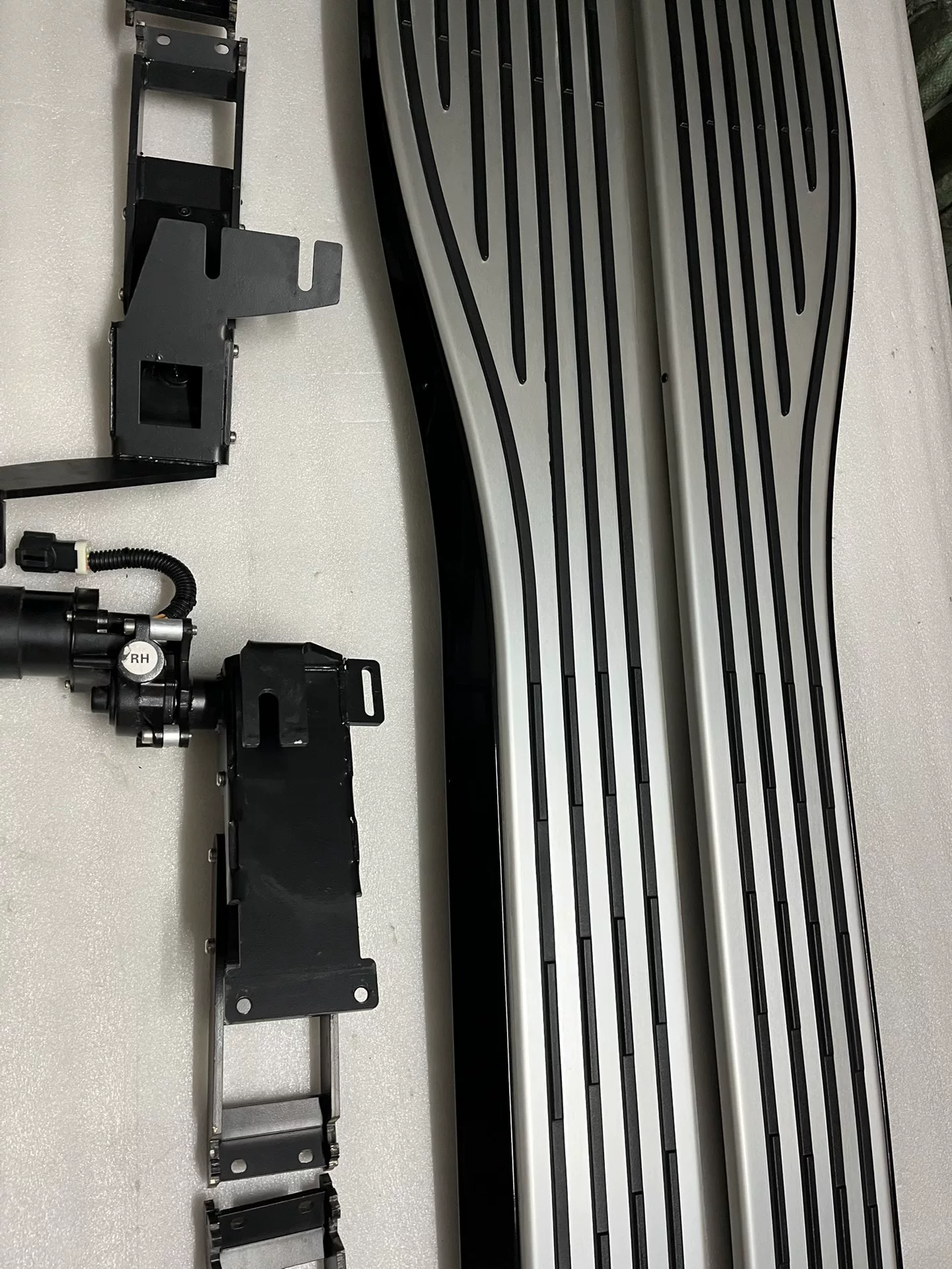 BMW X5 and X7 Power-Deployed Running Boards – Maybach-Style Design