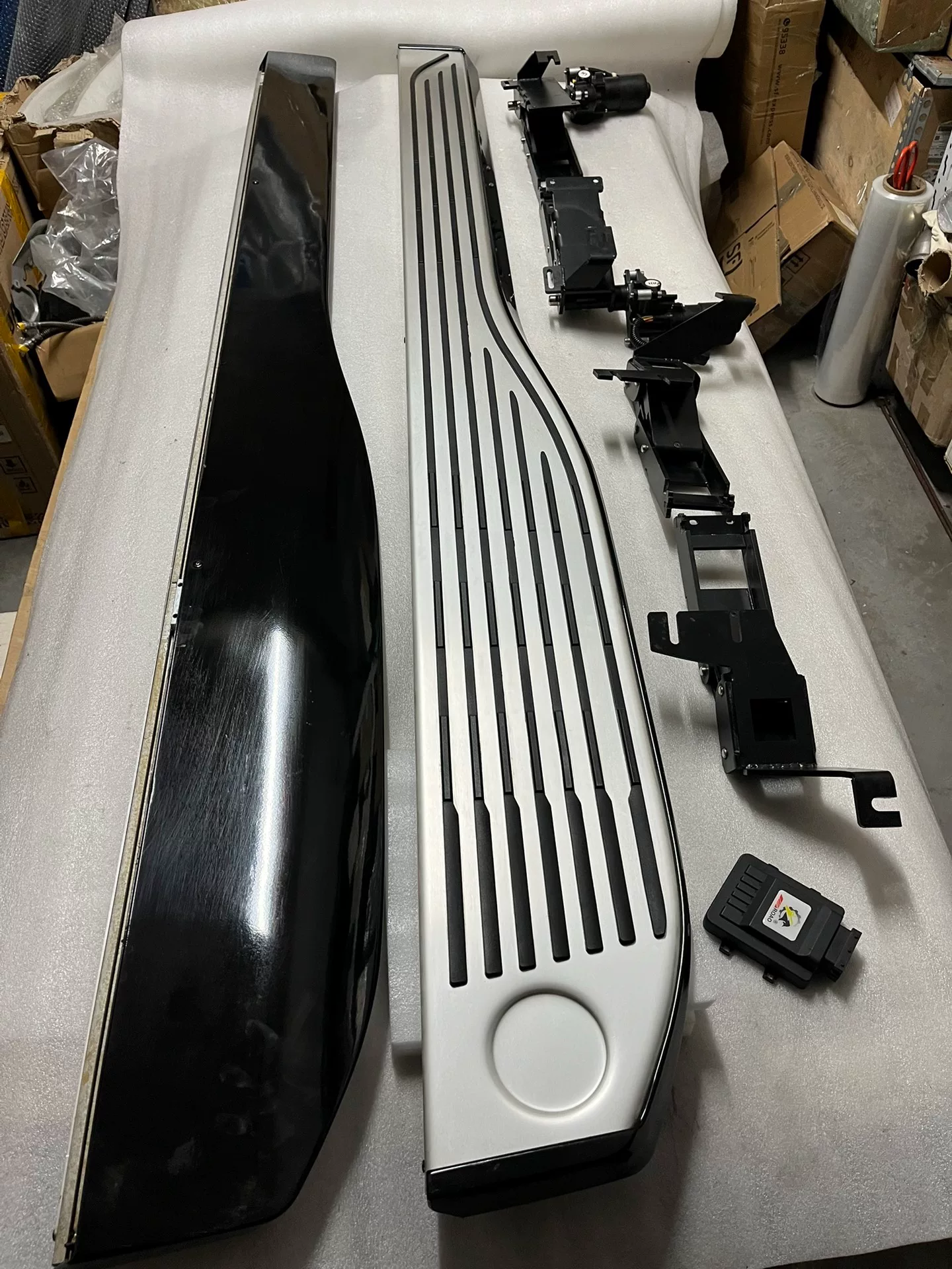 BMW X5 and X7 Power-Deployed Running Boards – Maybach-Style Design