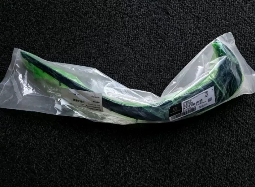 Divisor dianteiro e moldura da grade genuínos Mercedes-AMG para A45 (W176 e W177)