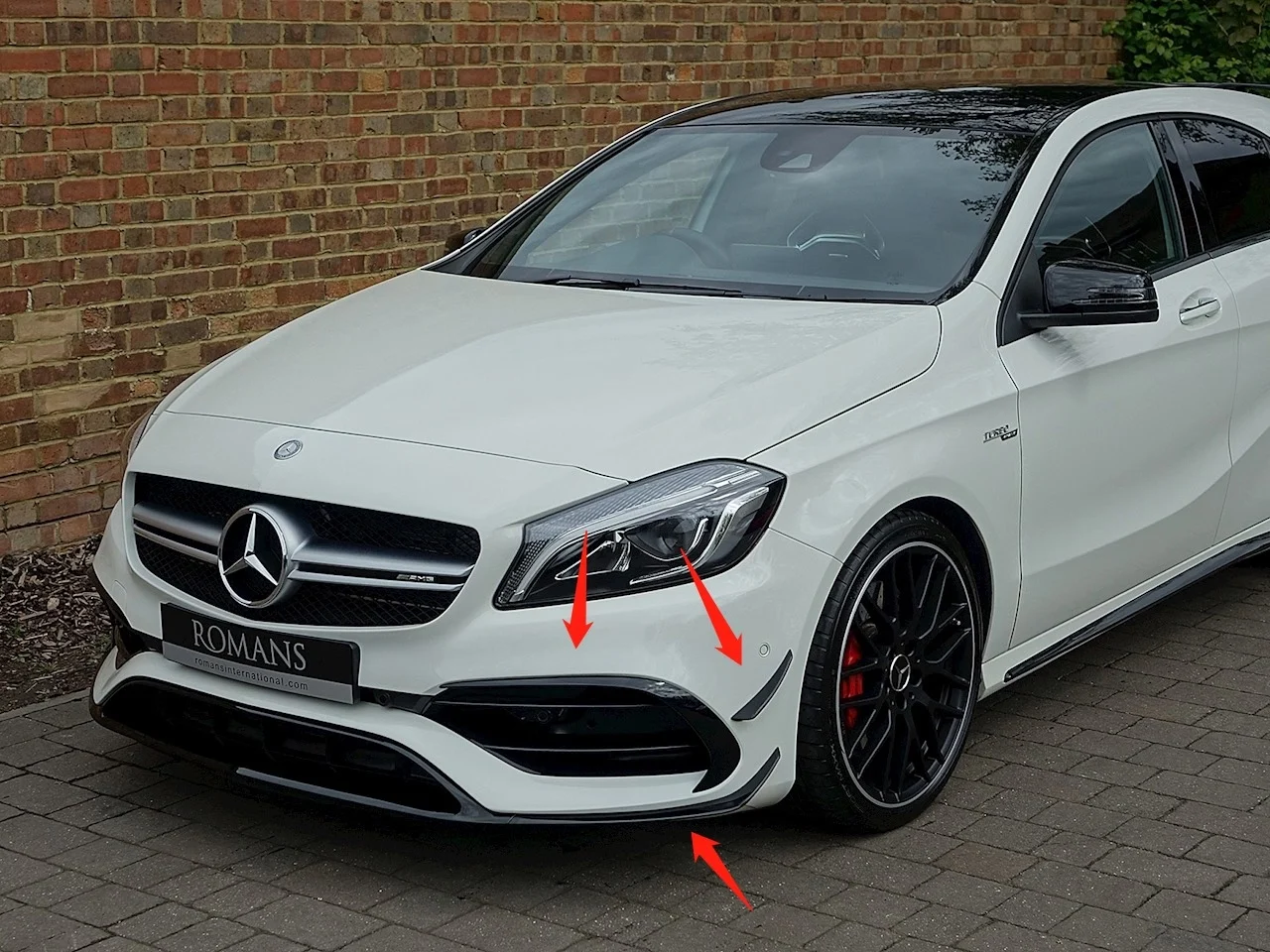 Divisor dianteiro e moldura da grade genuínos Mercedes-AMG para A45 (W176 e W177)