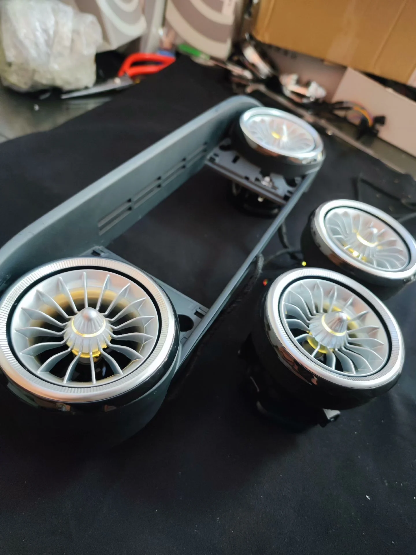 Saídas de ar suspensas e iluminadas do Mercedes-Benz SLK (modelo igual ao do EQS, com controle via app de 64 cores)