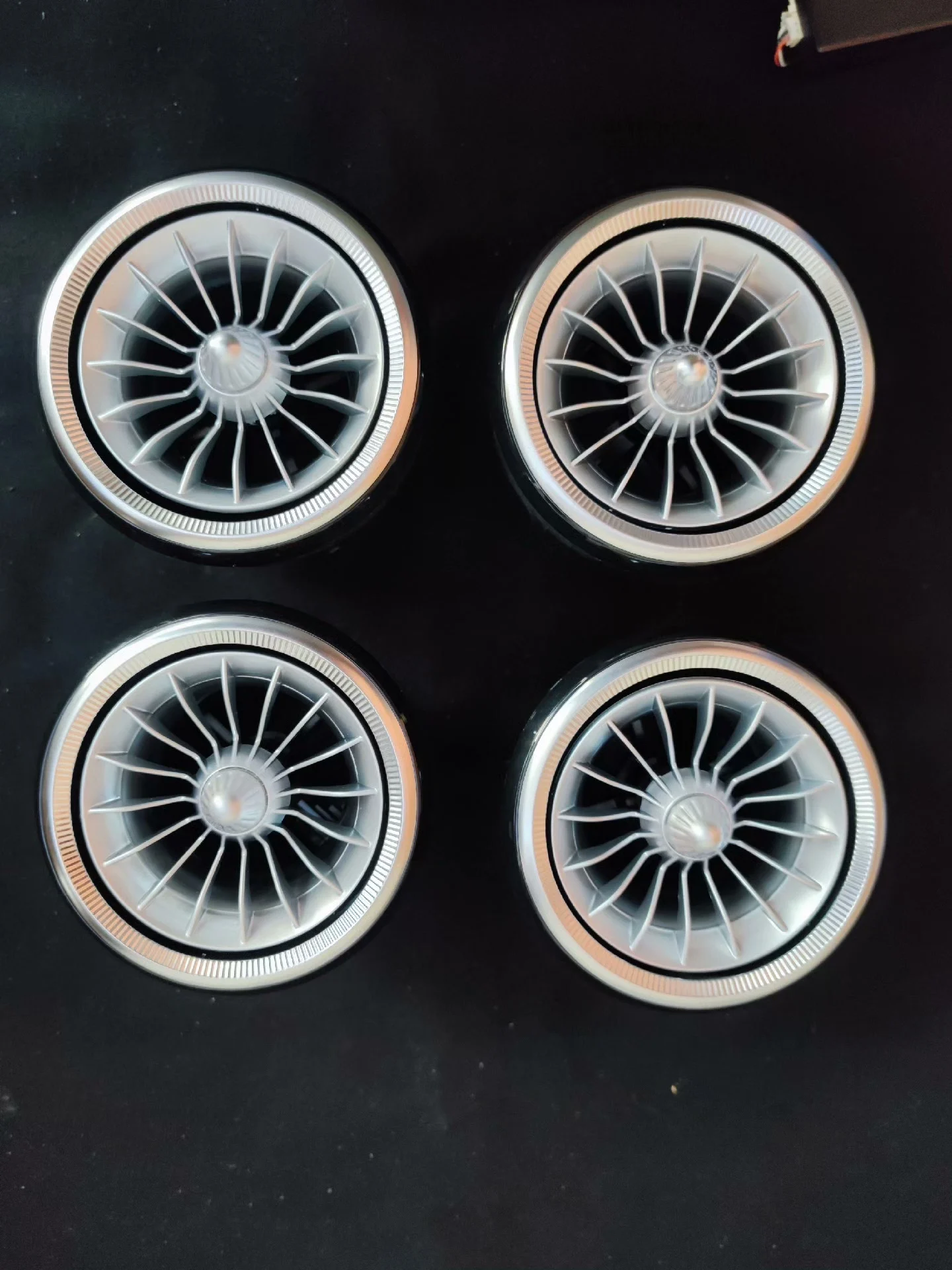Saídas de ar suspensas e iluminadas do Mercedes-Benz SLK (modelo igual ao do EQS, com controle via app de 64 cores)