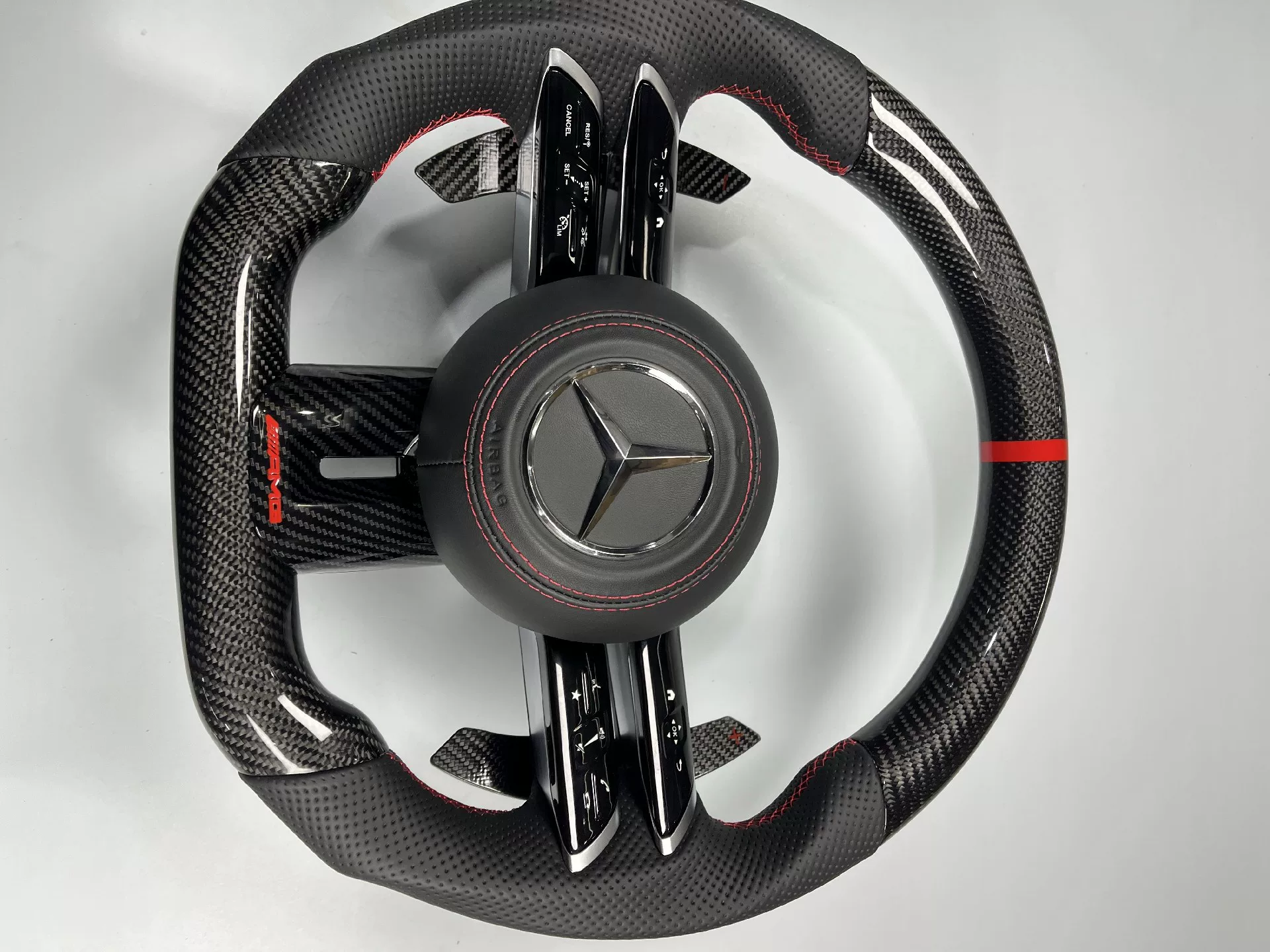 Volante de fibra de carbono AMG com disco de controle por toque OLED (botão rotativo) da Mercedes-Benz W205/W213/W222