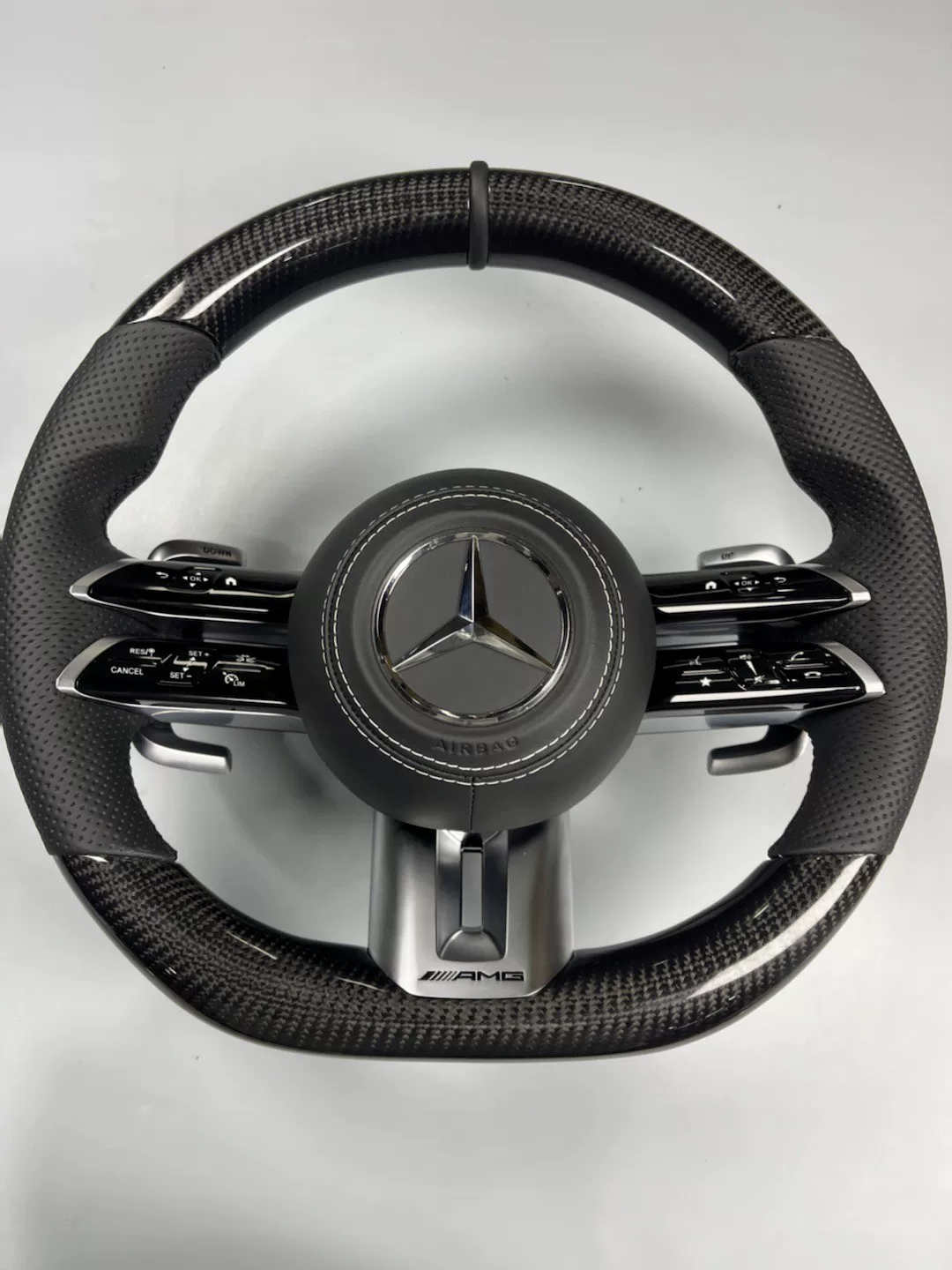 Volante de fibra de carbono AMG com disco de controle por toque OLED (botão rotativo) da Mercedes-Benz W205/W213/W222