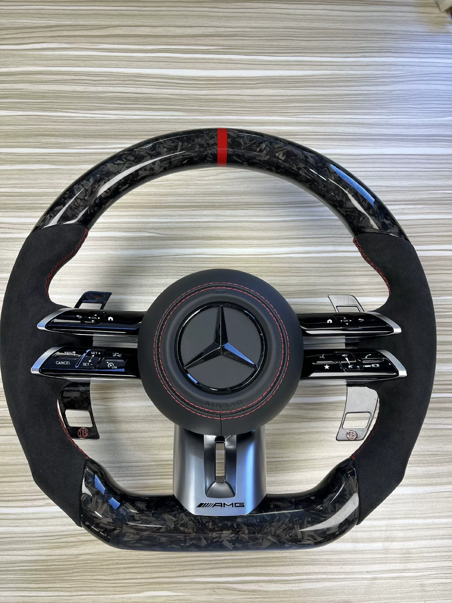 Volante de fibra de carbono AMG com disco de controle por toque OLED (botão rotativo) da Mercedes-Benz W205/W213/W222