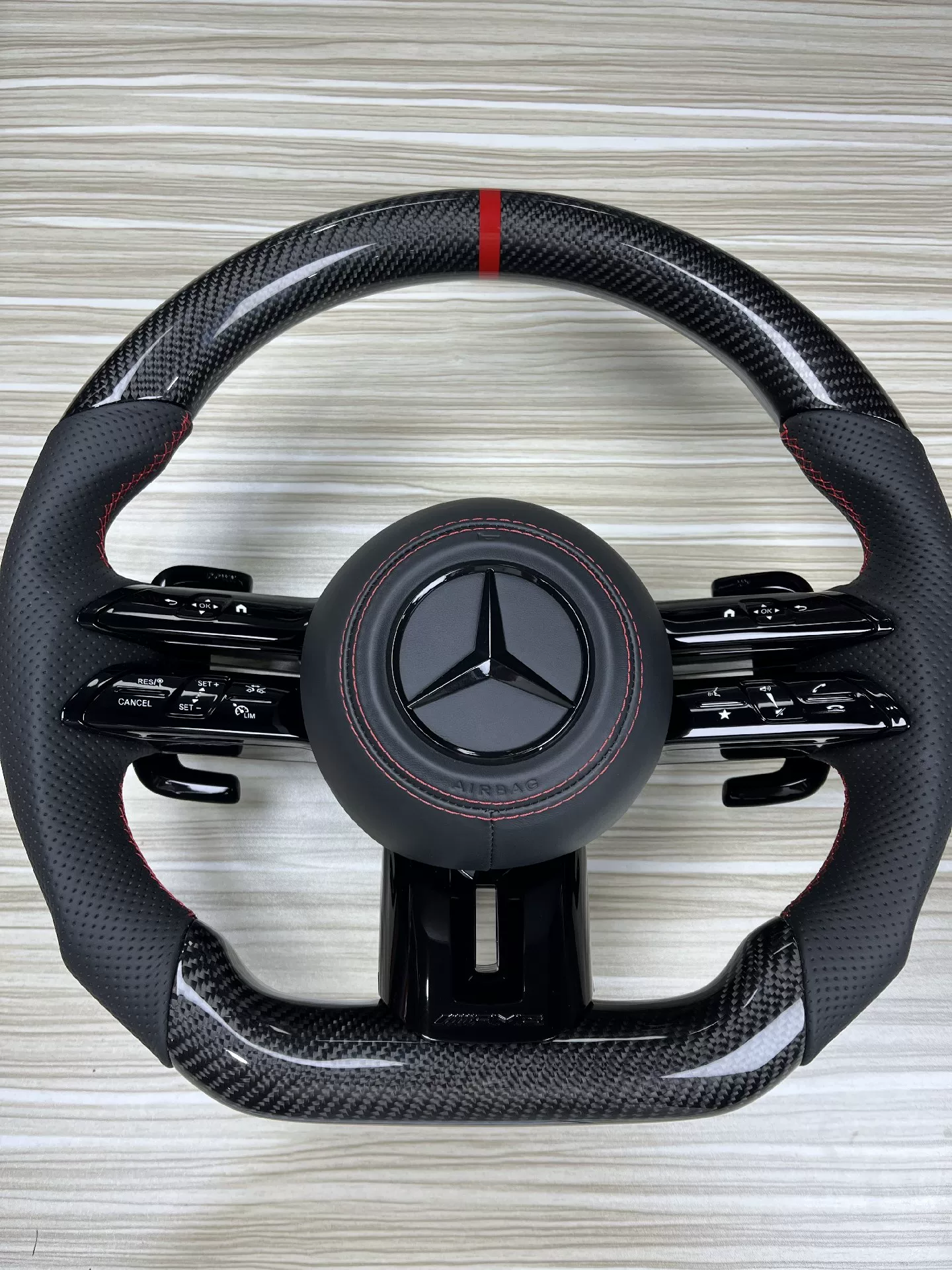Volante de fibra de carbono AMG com disco de controle por toque OLED (botão rotativo) da Mercedes-Benz W205/W213/W222